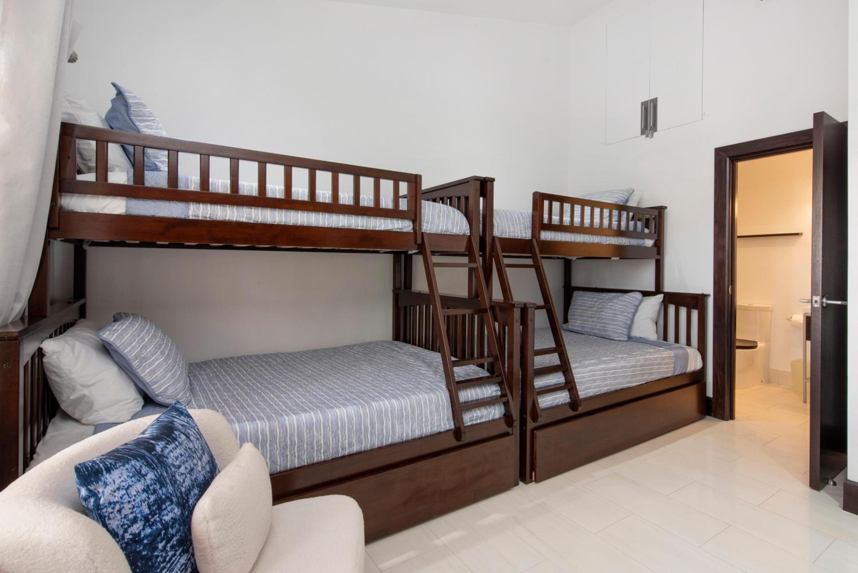 Britannia 7 Mile Beach Condo, photo 41