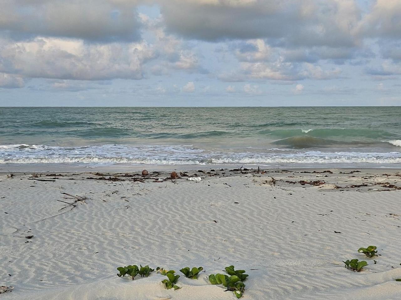 Aconchegante casa perto da praia da Enseada dos Golfinhos OBS não é Jaguaribe