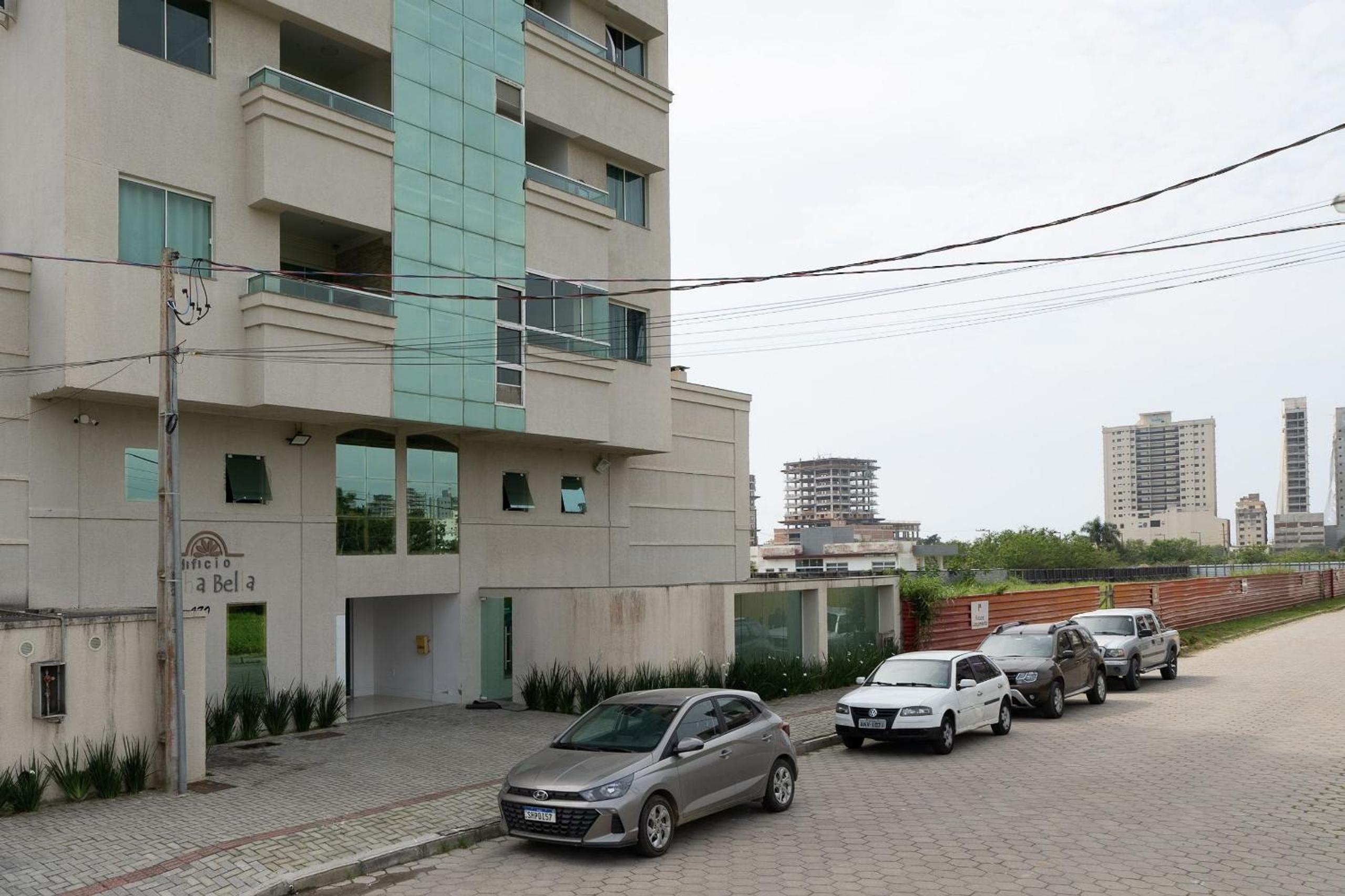 Apto prox a praia e com churrasqueira IBL103