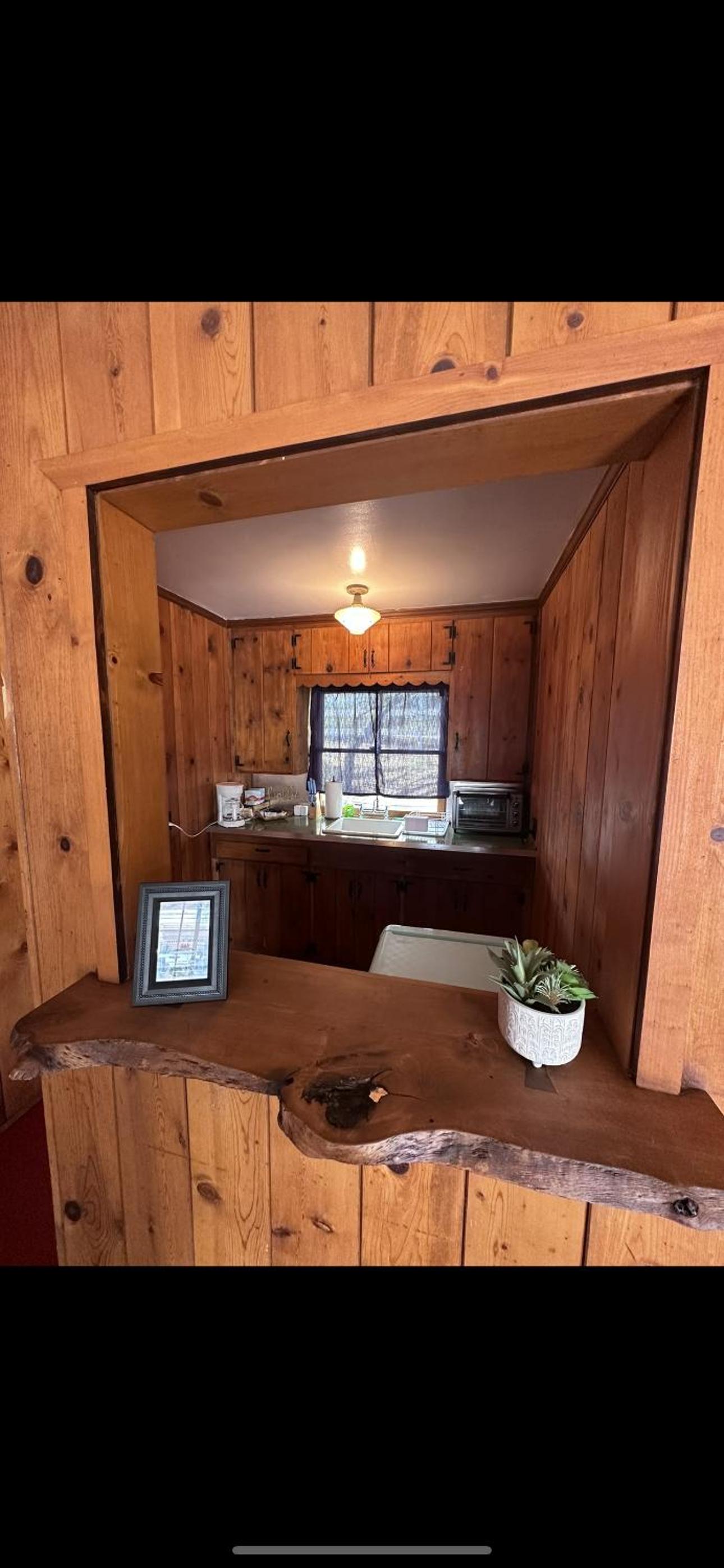 Room 3 - Downtown Joshua Tree Motel - Pet Friendly - Walk to Shops & Visitor Center, Minutes to Park Entrance view 4