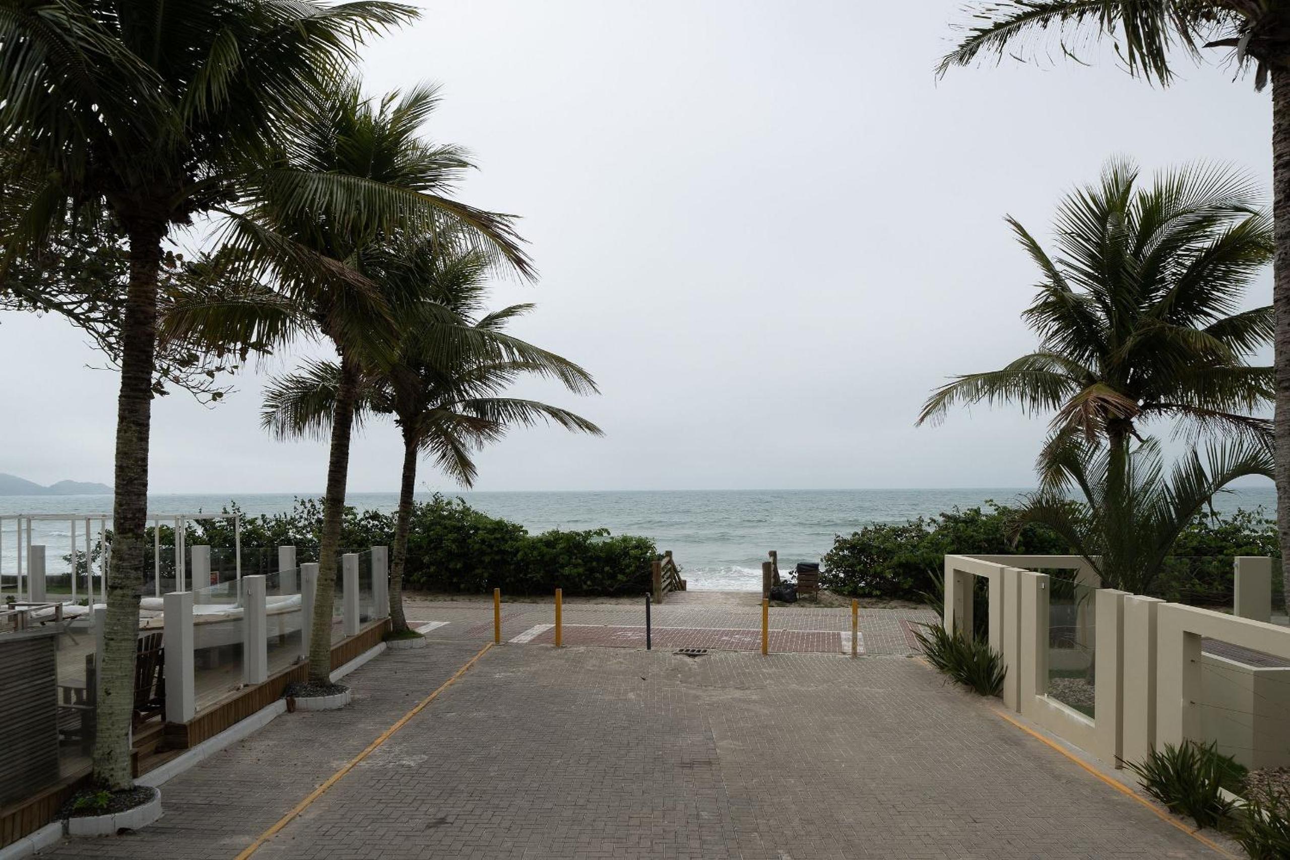 Apto vista mar na praia de Bombas VDN303