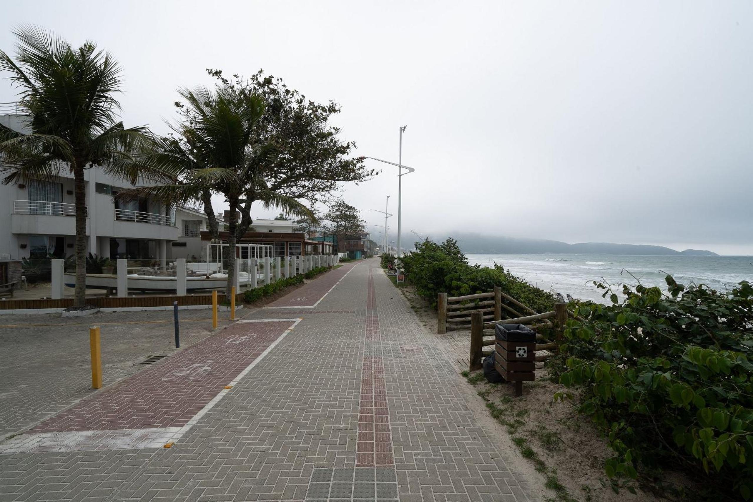 Apto vista mar na praia de Bombas VDN303