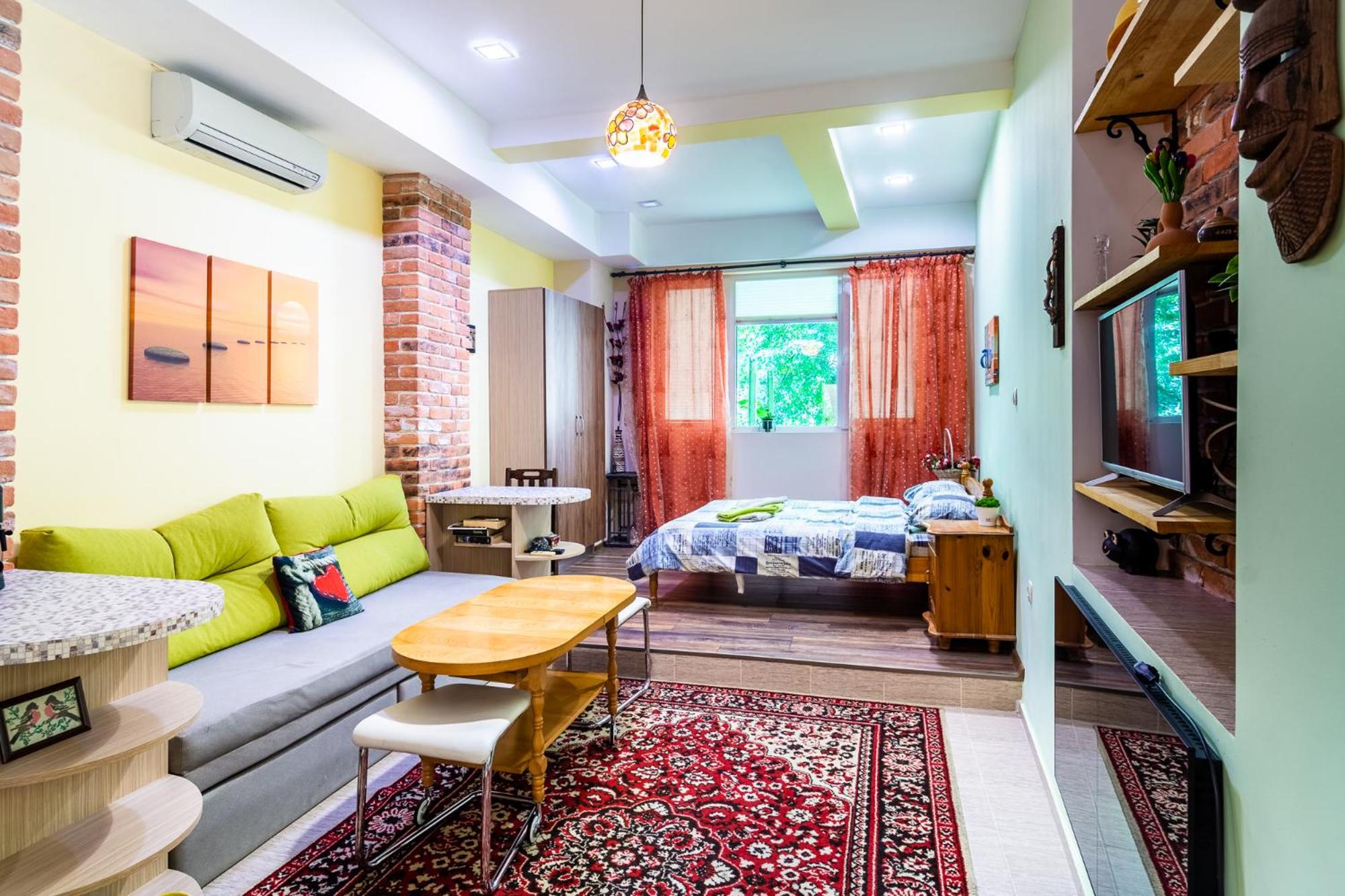 Barcelona cute colorful apt w green backyard