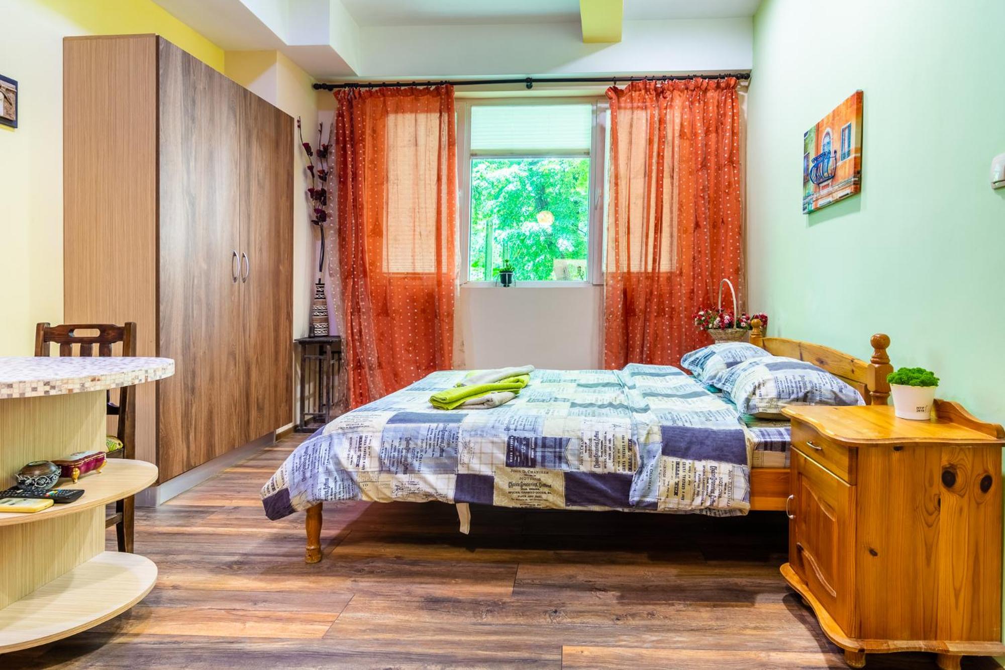 Barcelona cute colorful apt w green backyard