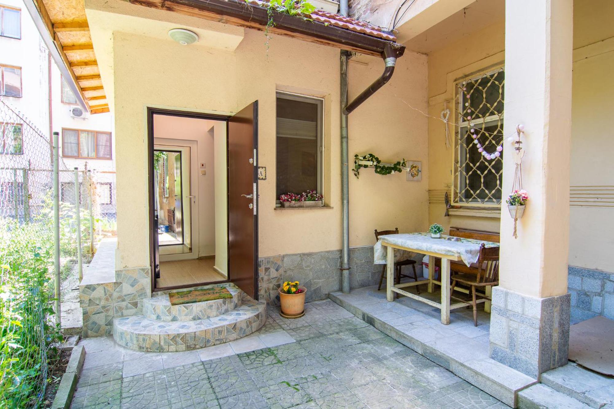 Barcelona cute colorful apt w green backyard