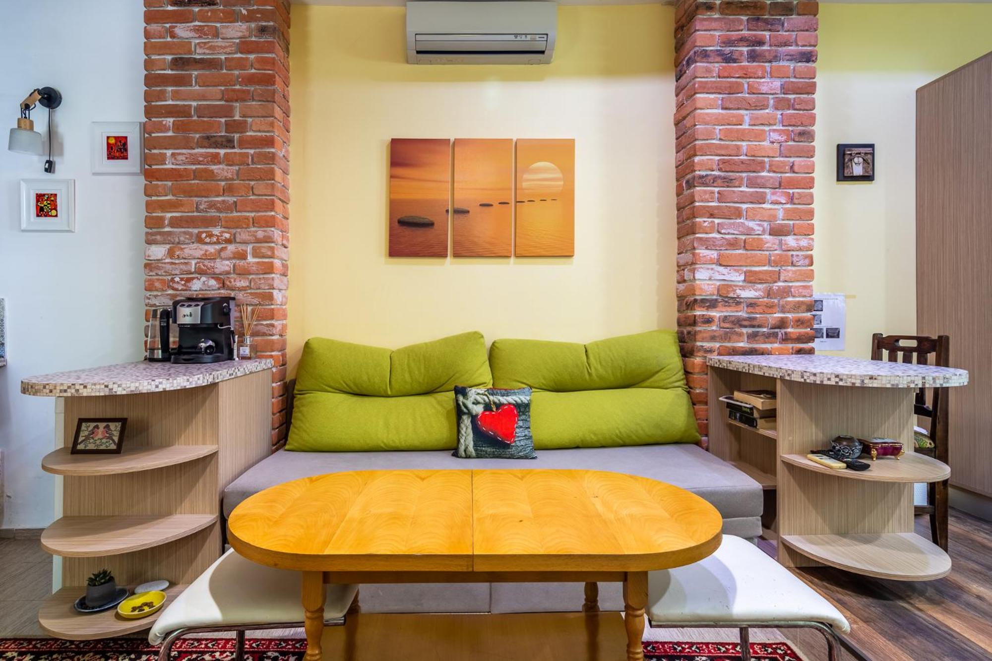 Barcelona cute colorful apt w green backyard