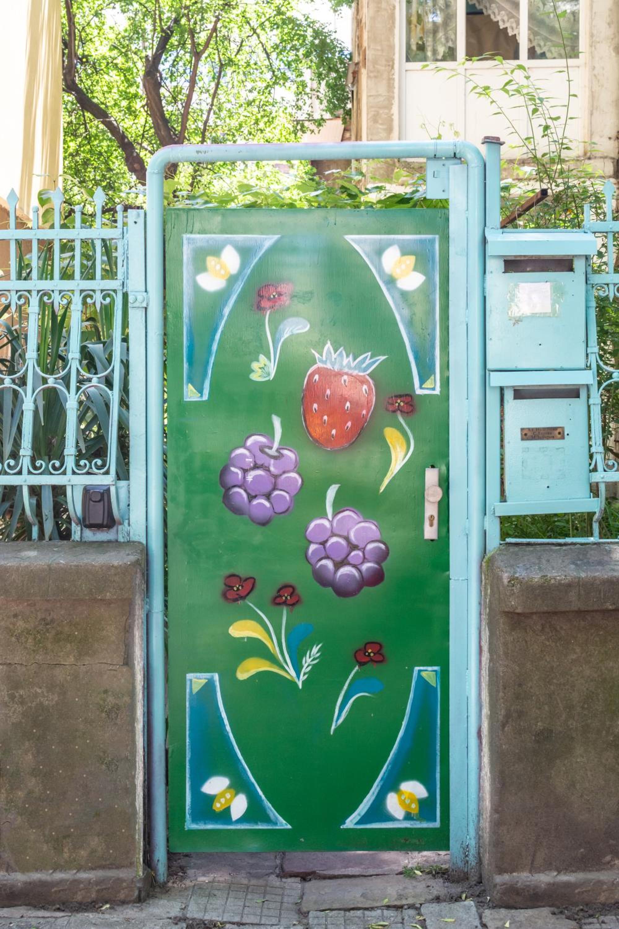 Barcelona cute colorful apt w green backyard