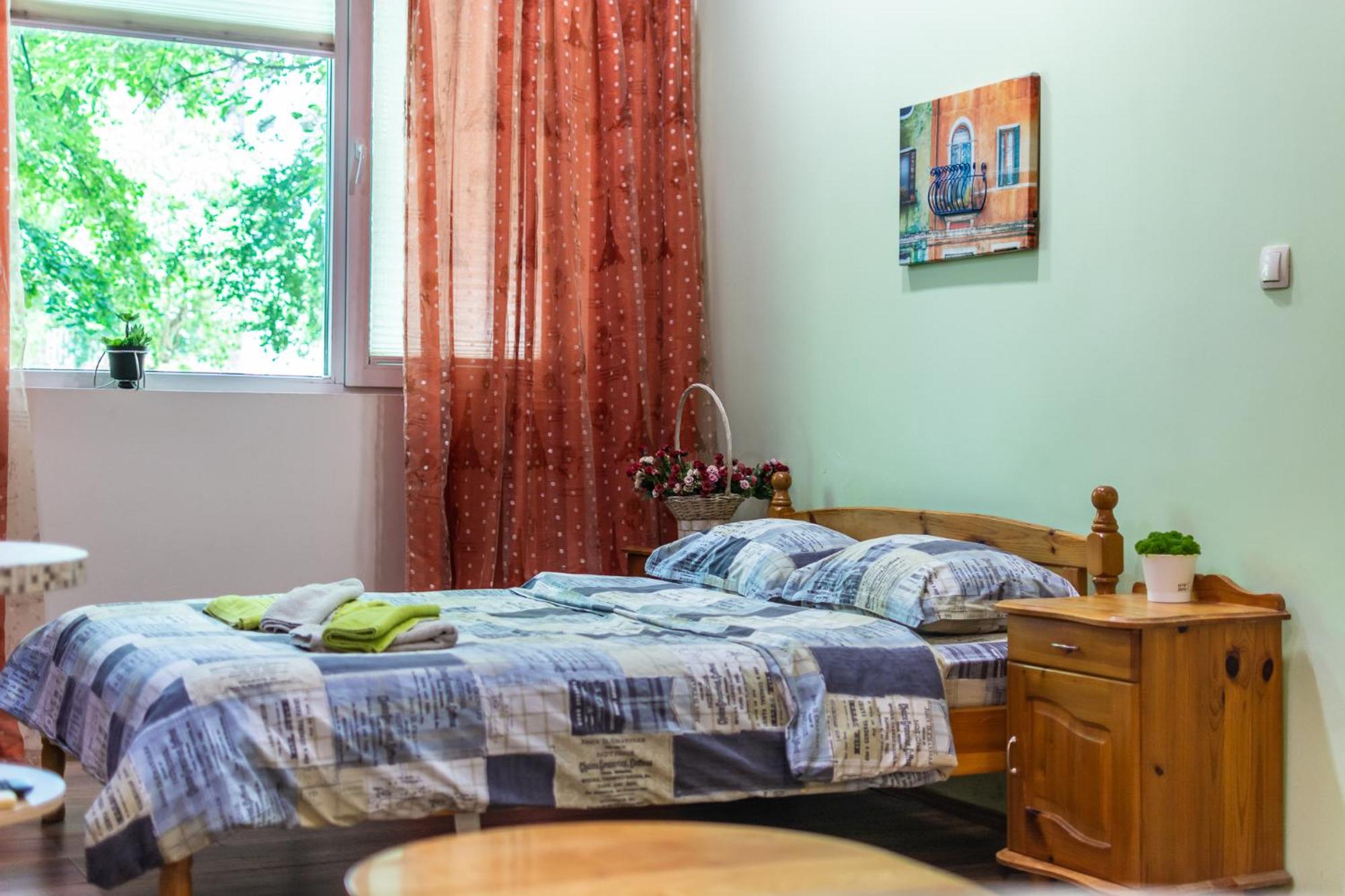Barcelona cute colorful apt w green backyard