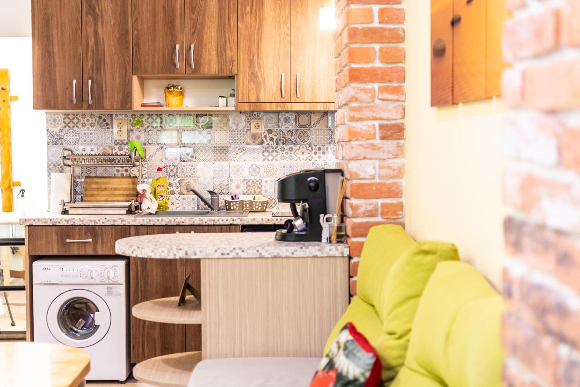 Barcelona cute colorful apt w green backyard