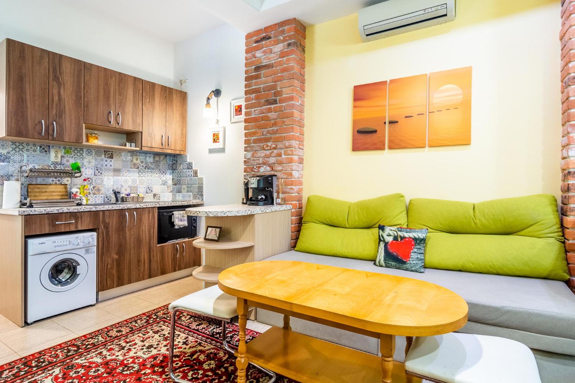Barcelona cute colorful apt w green backyard