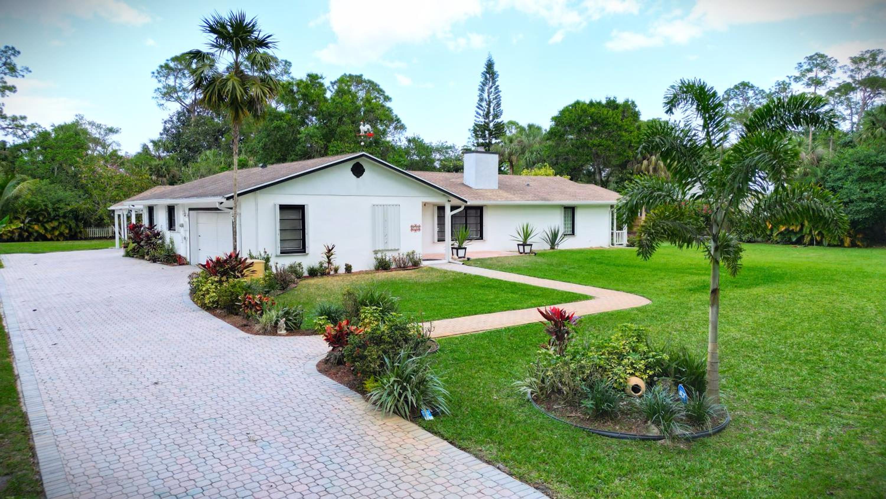 Luxury Jupiter Farm Getaway Heated Pool, BBQ, Game Shed, 1 Acre Yard! view 5