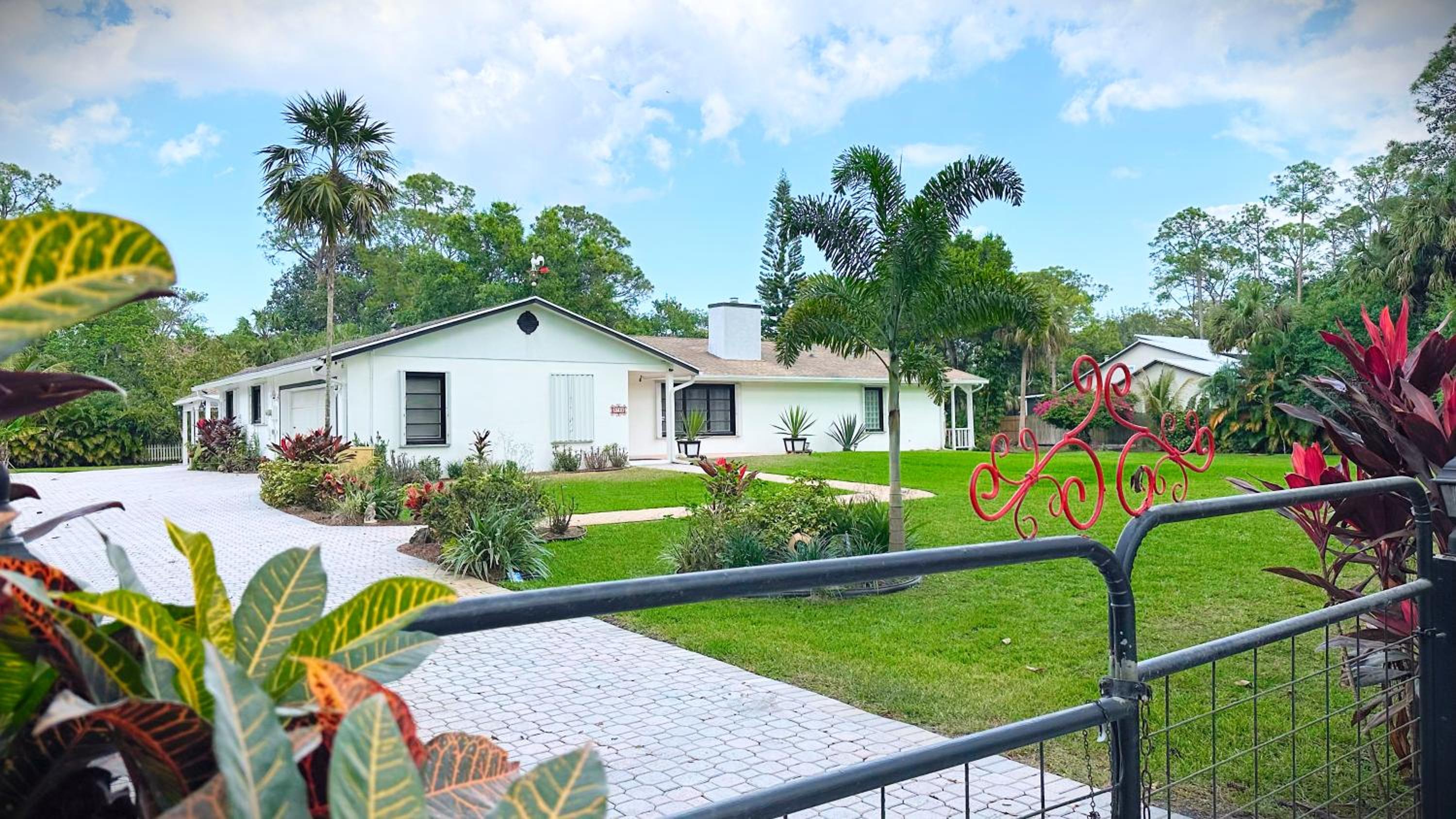 Luxury Jupiter Farm Getaway Heated Pool, BBQ, Game Shed, 1 Acre Yard! view 4