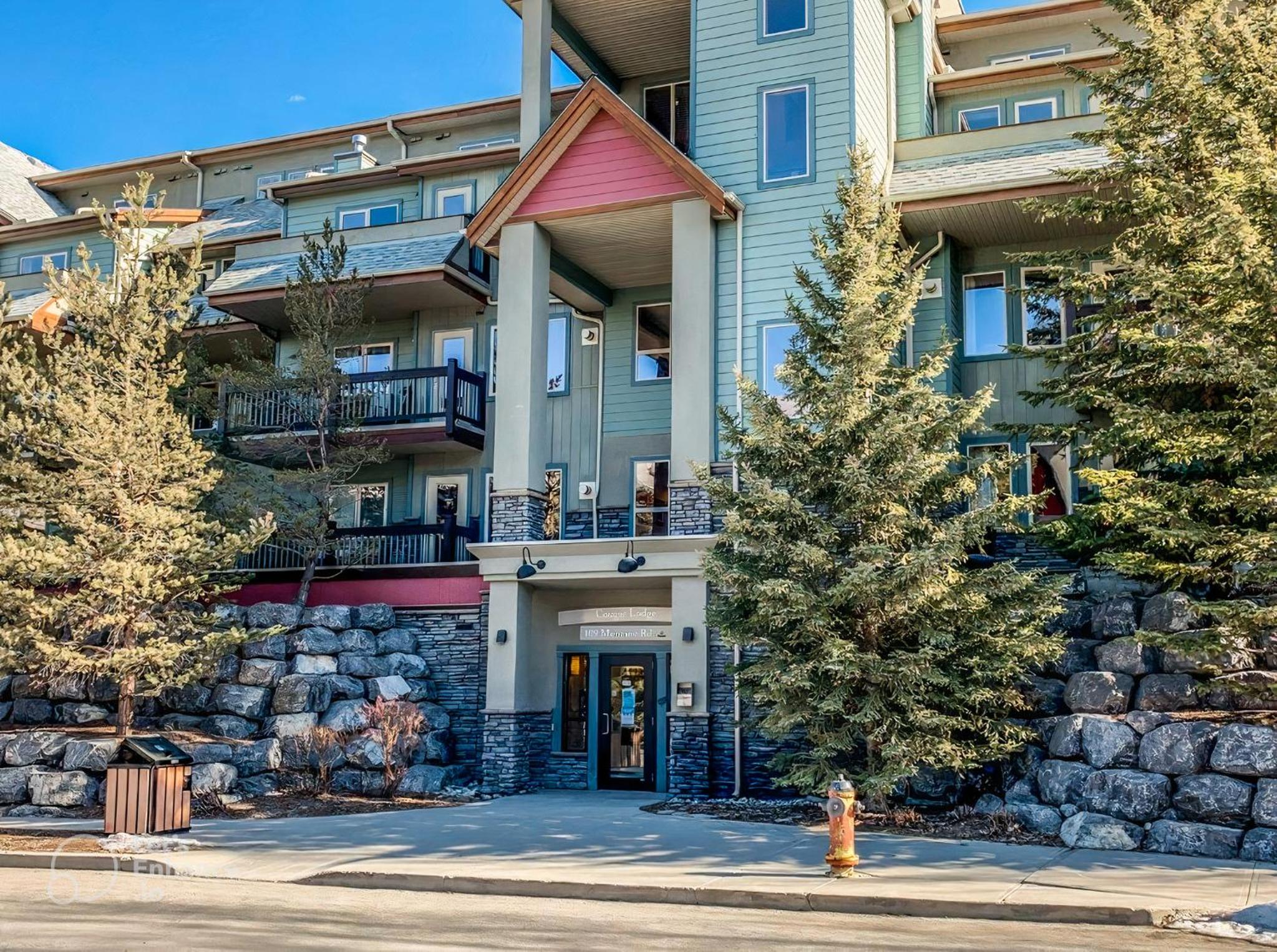 Hotel Rocky Mountain Getaway with Outdoor Heated Pool, 3 Hot Tubs, Gym, BBQ, Garage & 24 hour Reception - Image 1