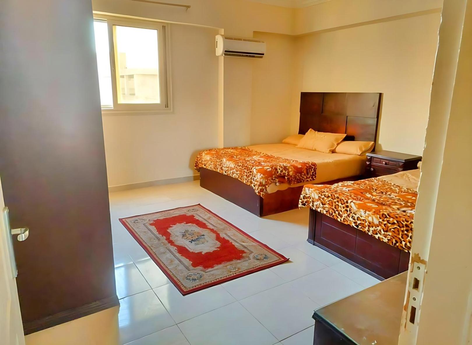 Complex Apts Near AUC And Malls