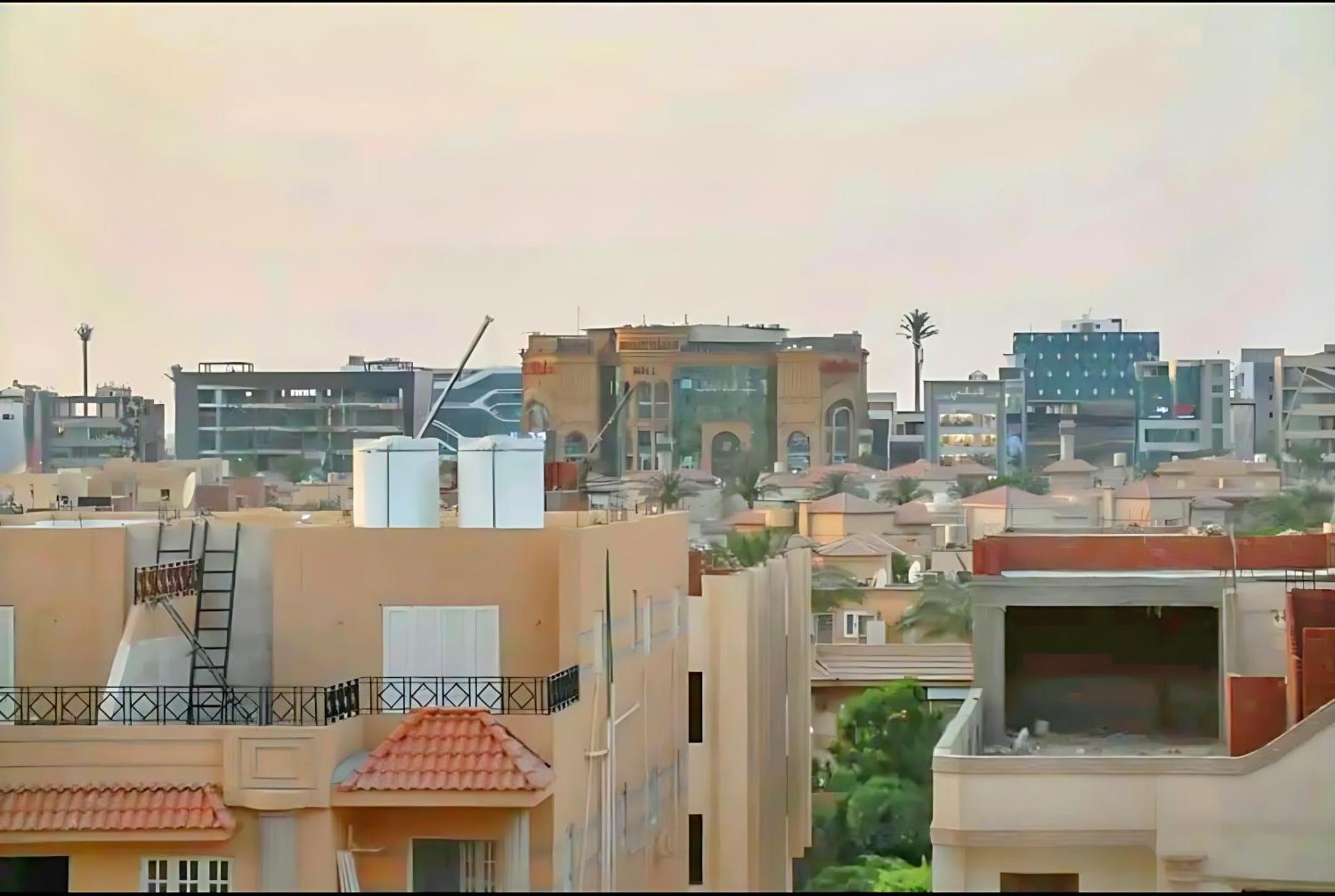 Complex Apts Near AUC And Malls