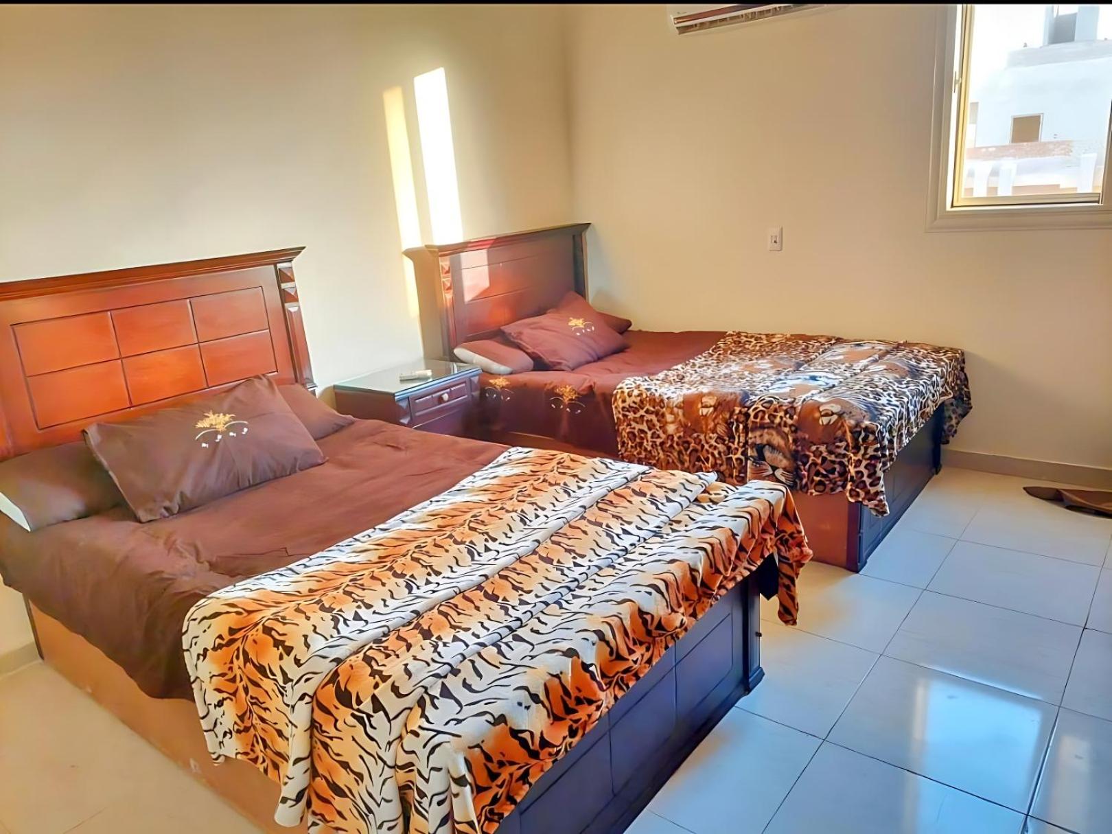 Complex Apts Near AUC And Malls