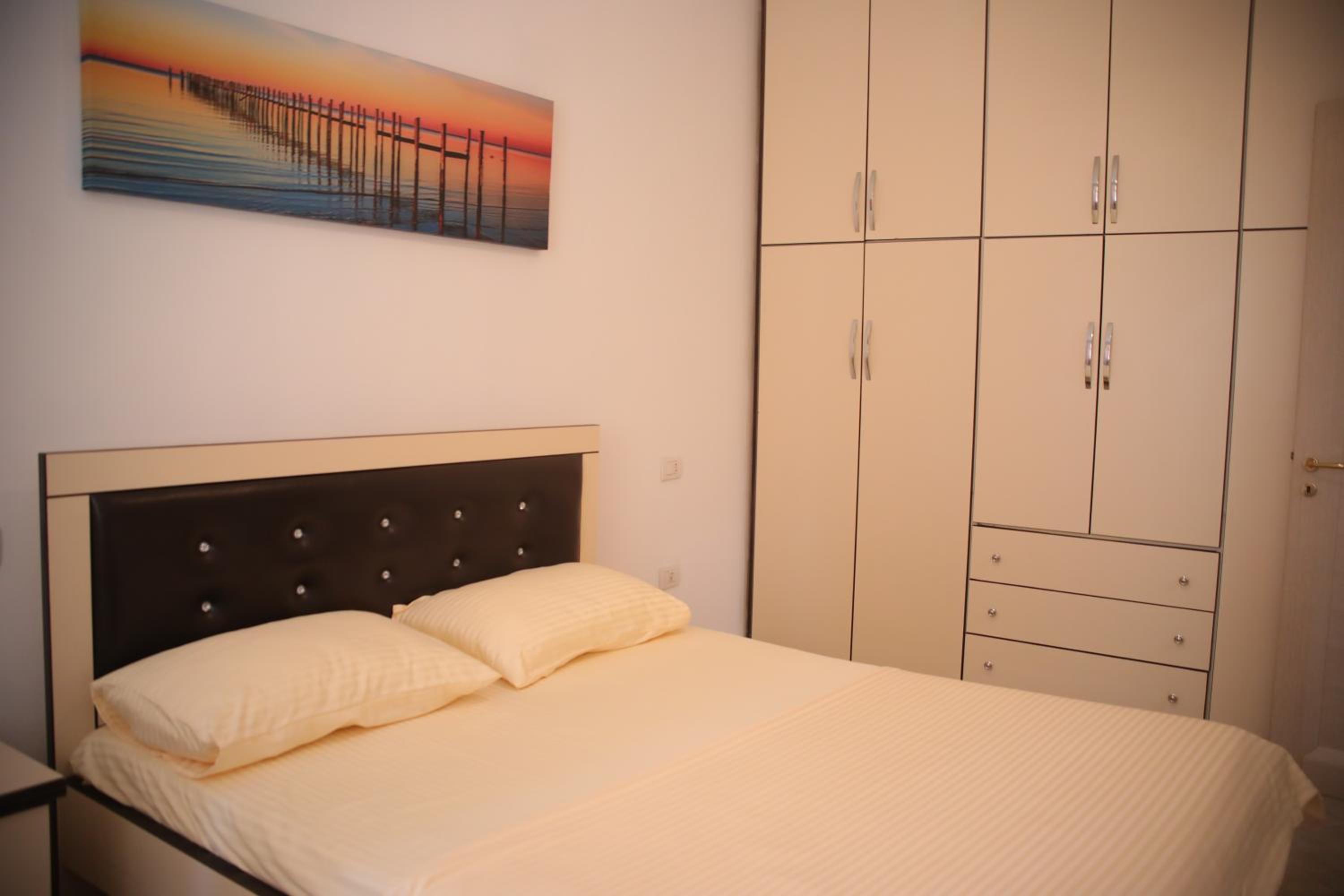 Pleasant apartment with free dedicated parking in Komuna e Parisit