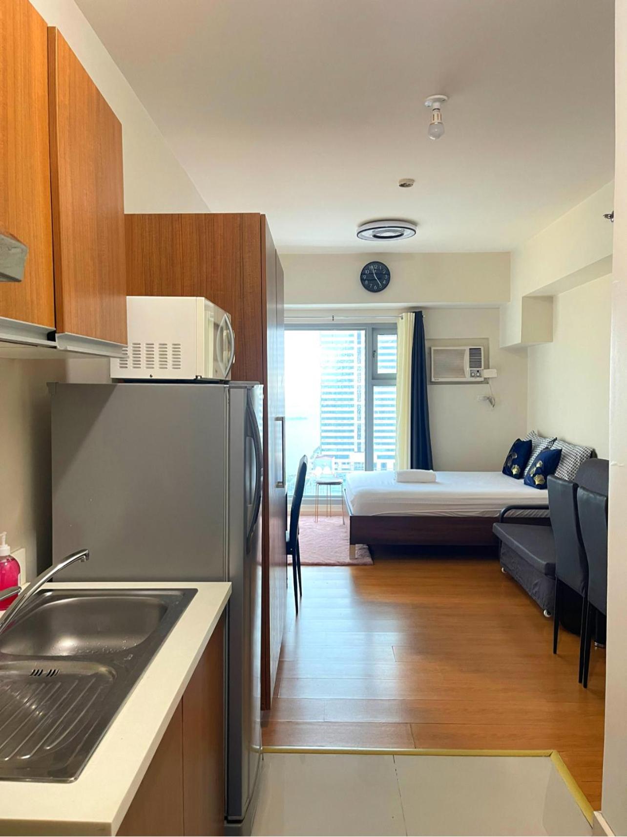 Condo in 8 ADRIATICO for Short-stay near UP Manila St Lukes & US Embassy view 2