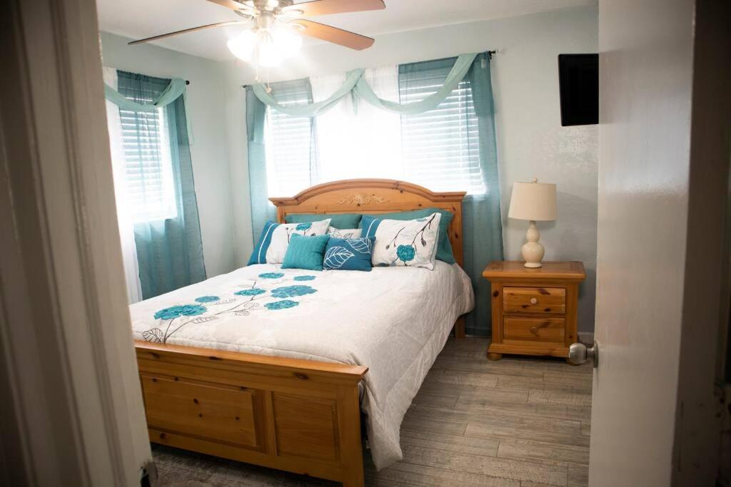Cozy 2 Bedrooms near the Beach and Downtown Delray view 2