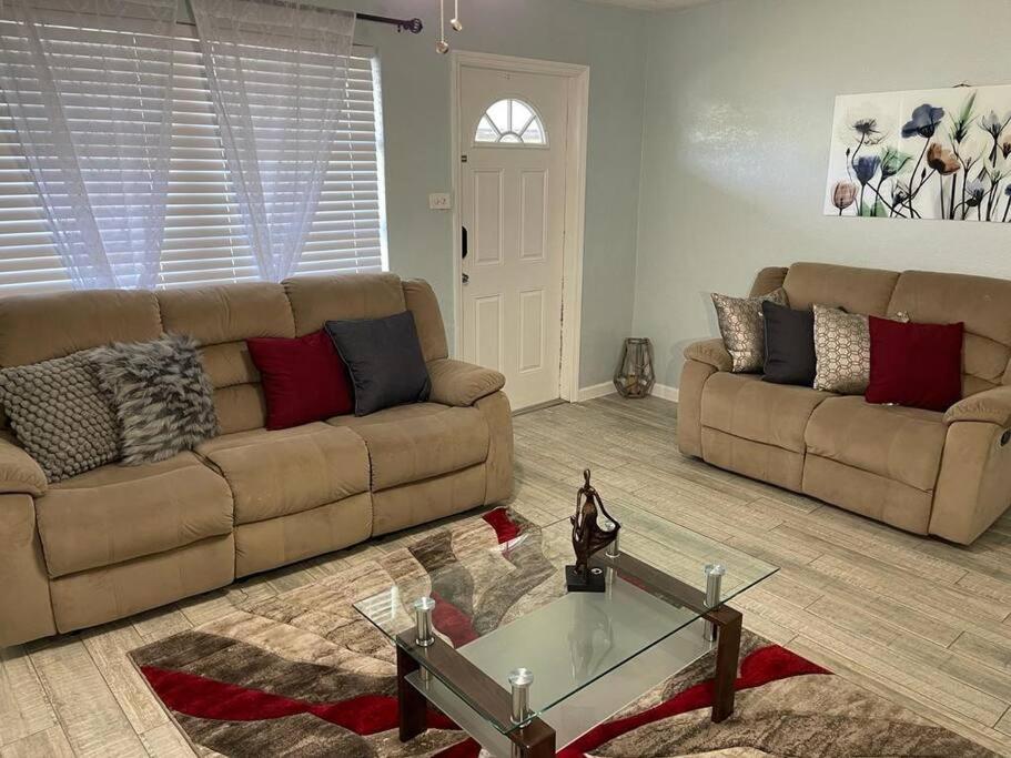 Cozy 2 Bedrooms near the Beach and Downtown Delray view 3