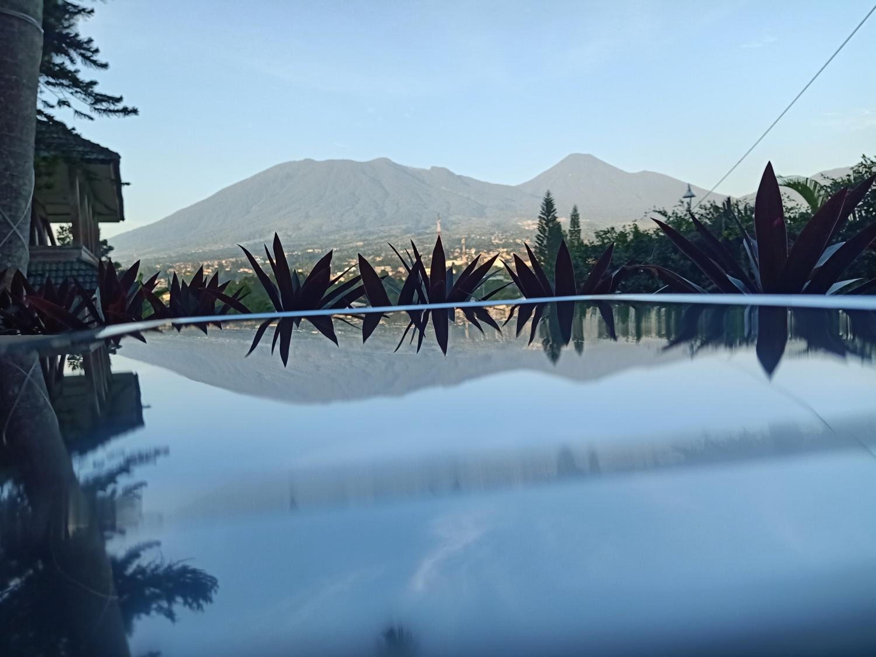 Glamping ReaVeeCafe Puncak