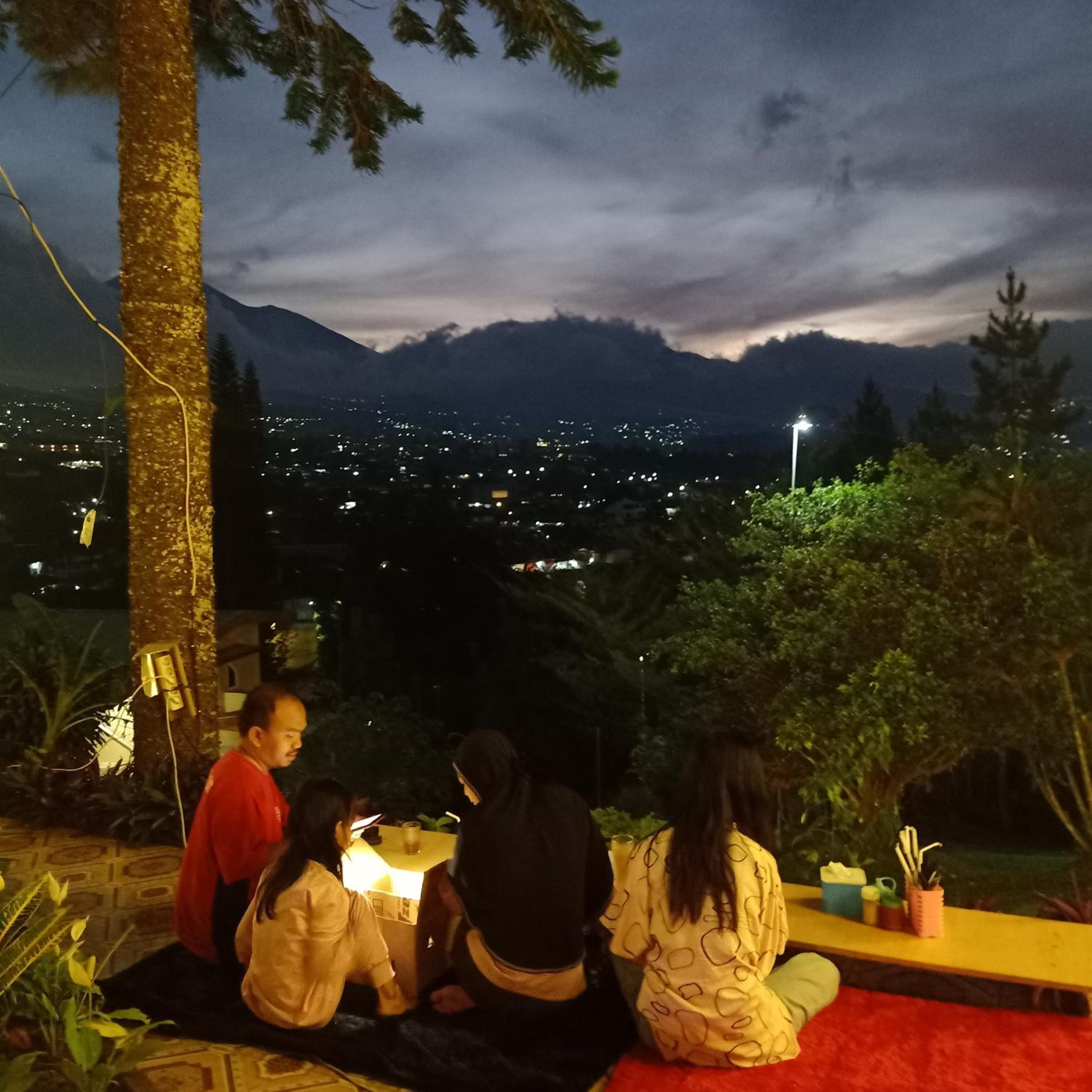 Glamping ReaVeeCafe Puncak