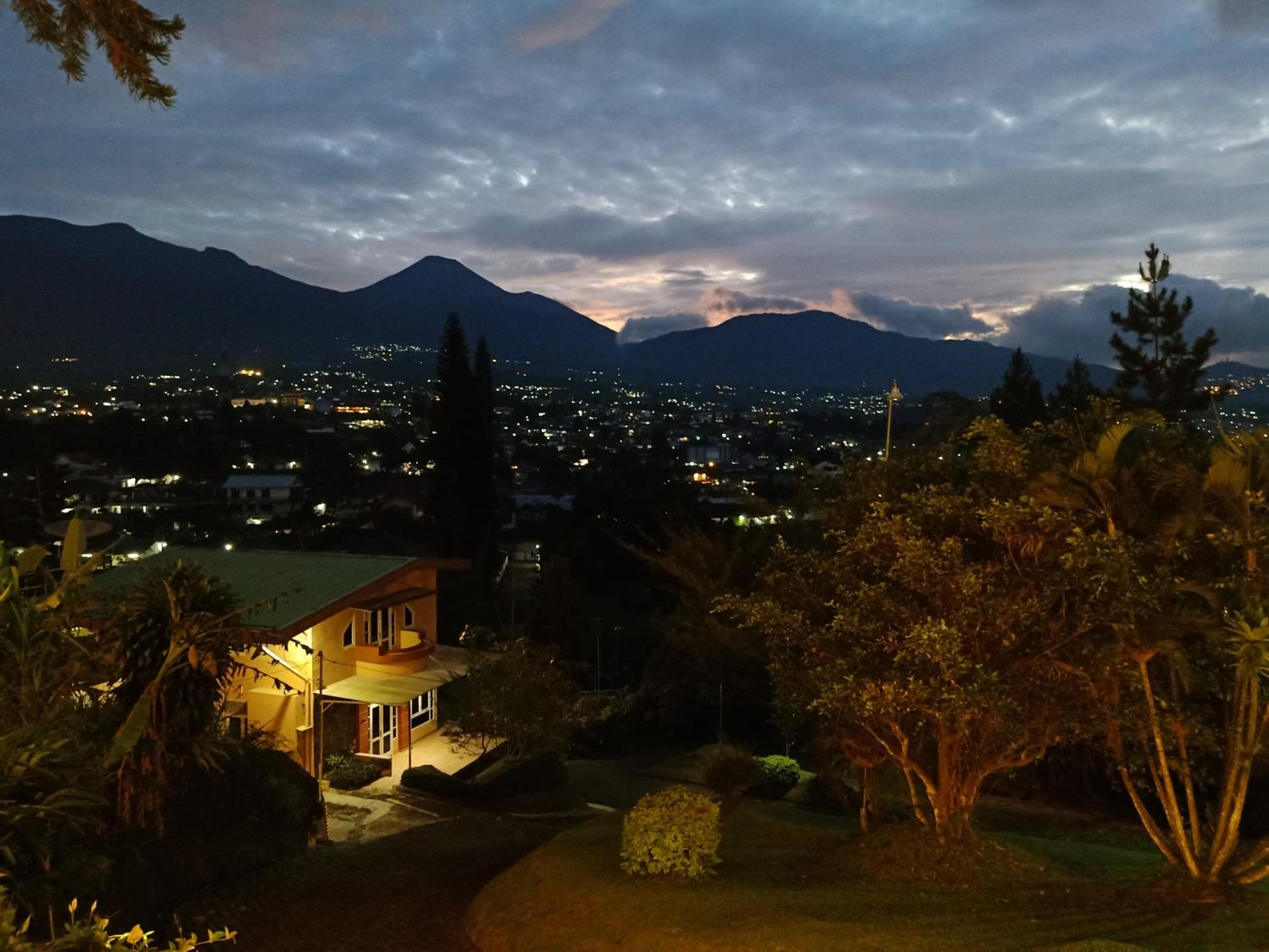 Glamping ReaVeeCafe Puncak
