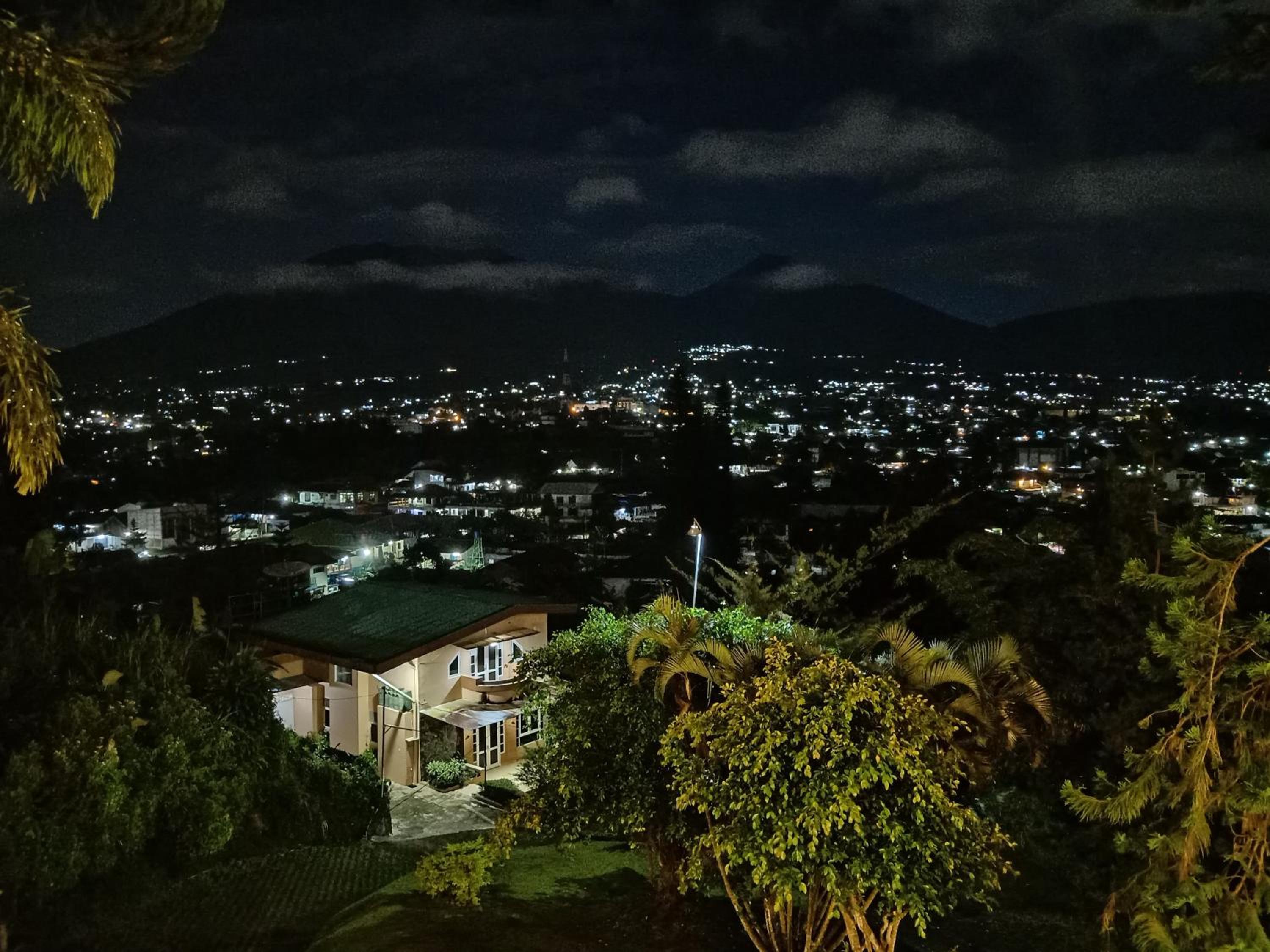 Glamping ReaVeeCafe Puncak