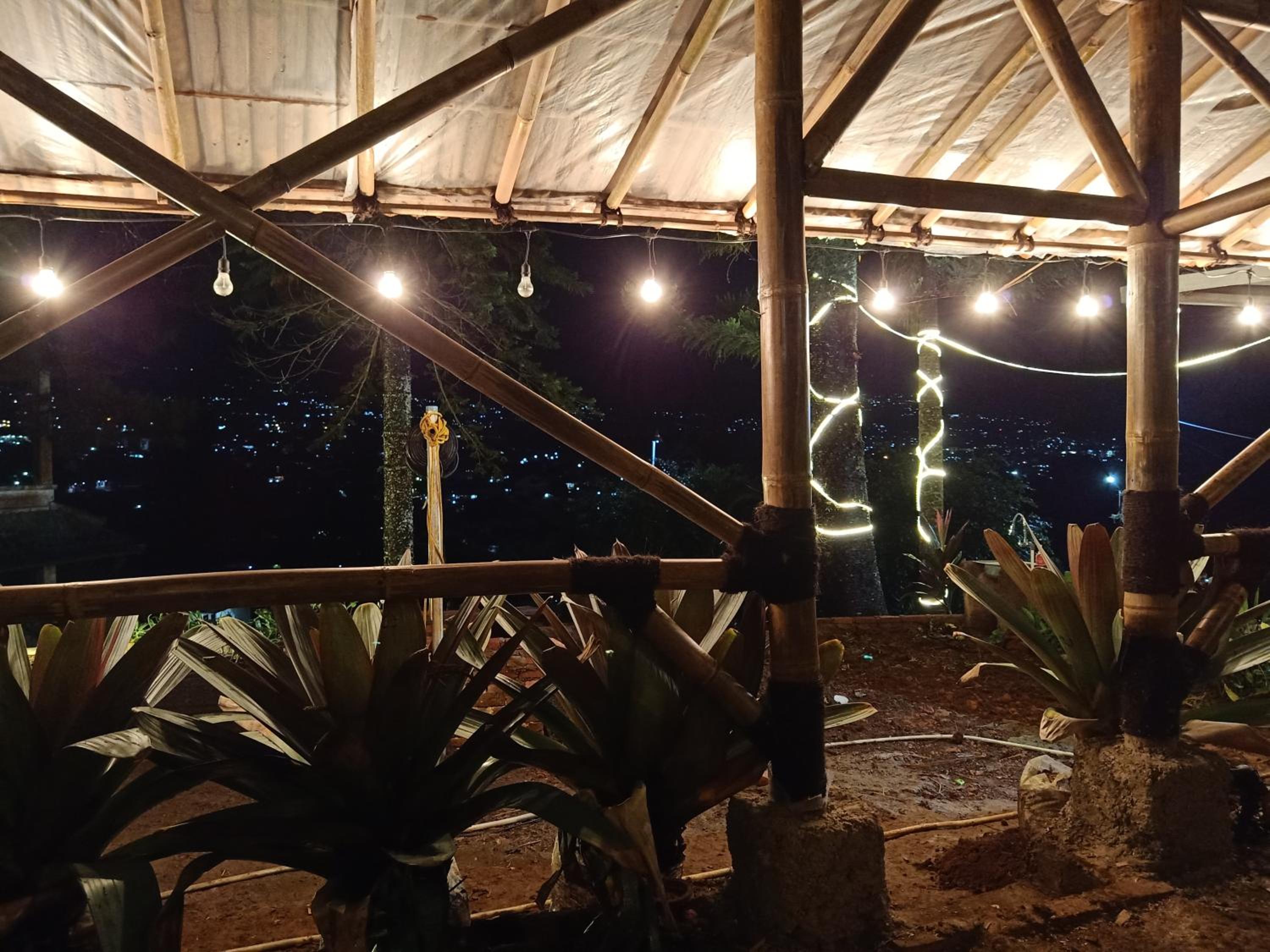 Glamping ReaVeeCafe Puncak