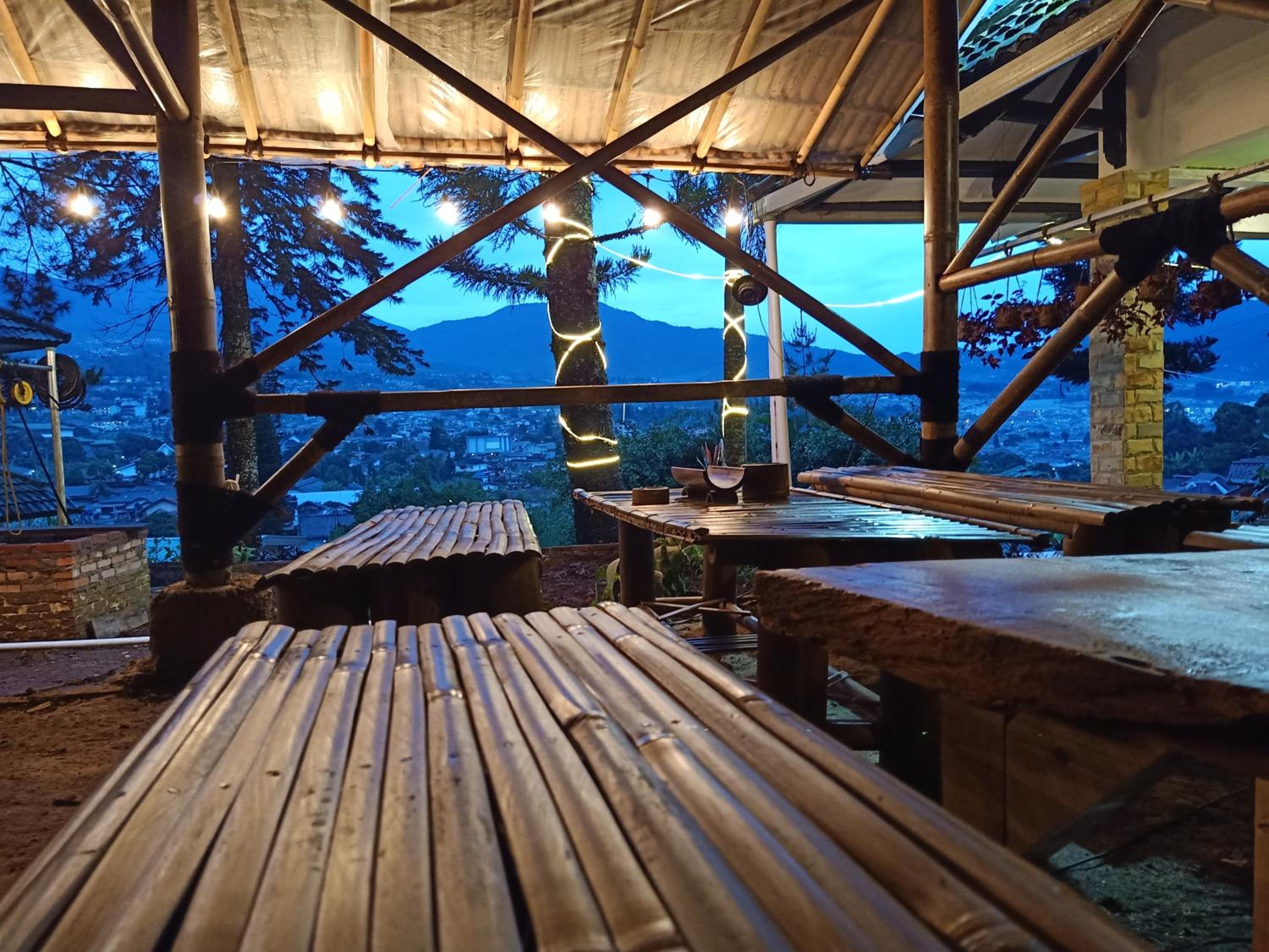 Glamping ReaVeeCafe Puncak