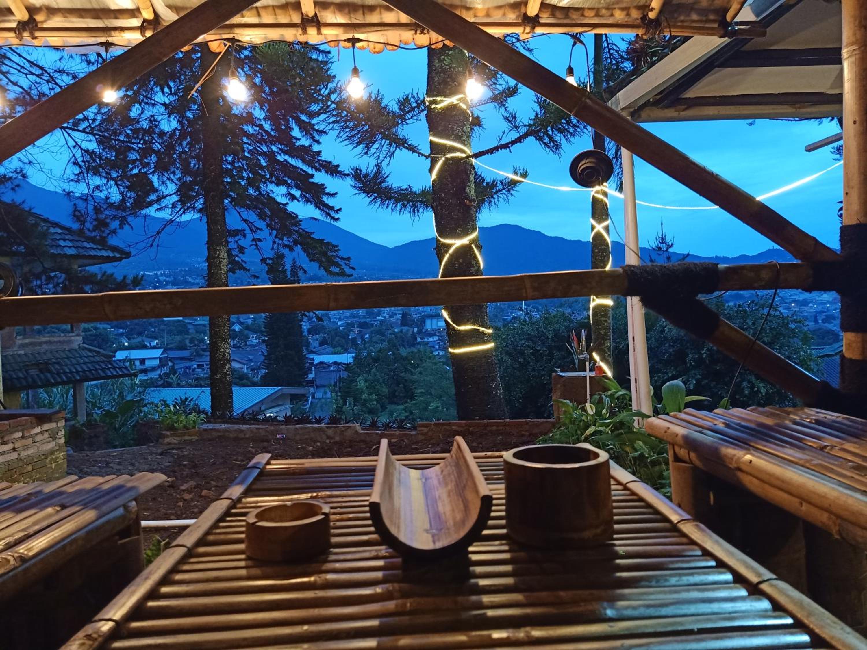 Glamping ReaVeeCafe Puncak