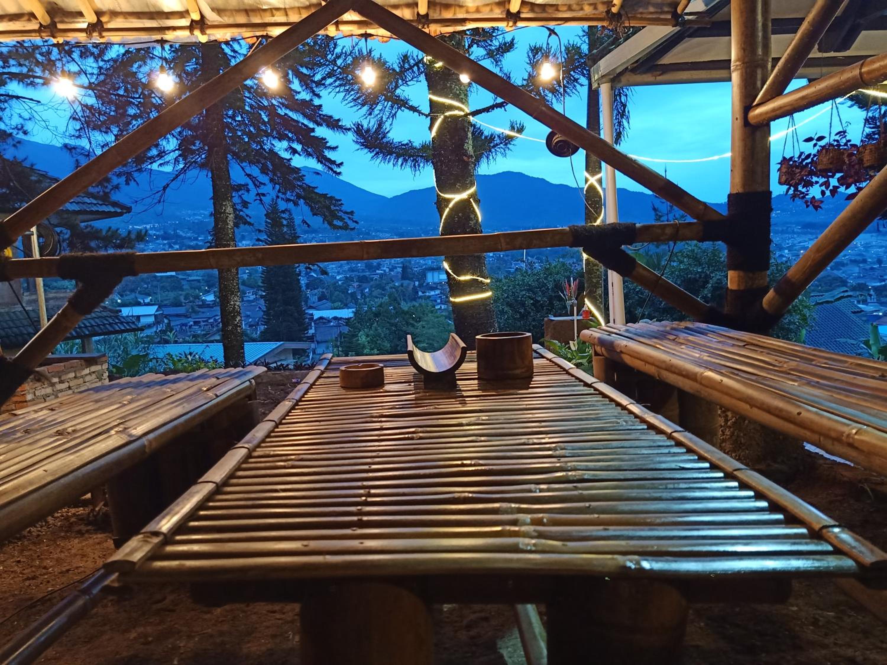 Glamping ReaVeeCafe Puncak