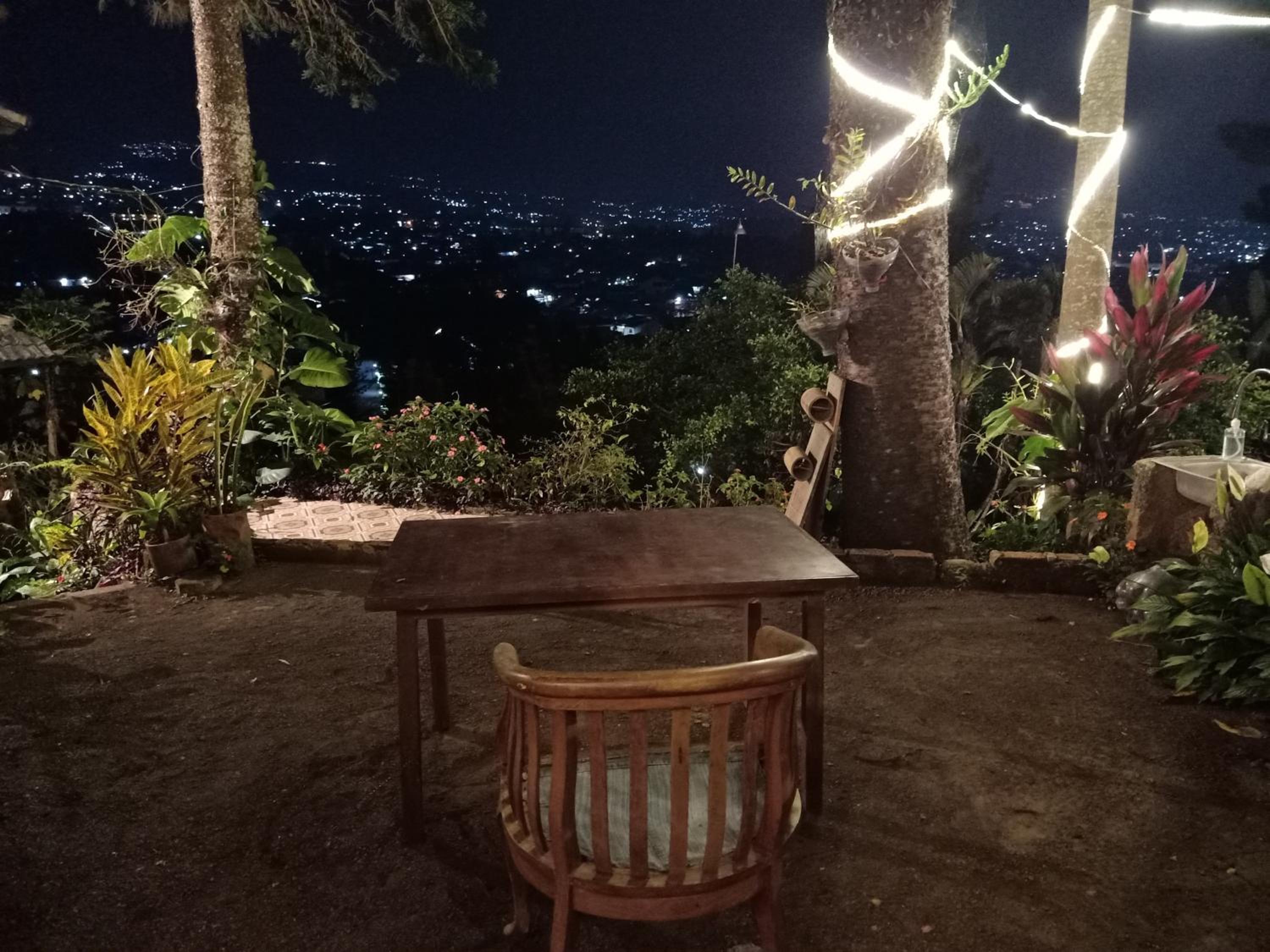 Glamping ReaVeeCafe Puncak