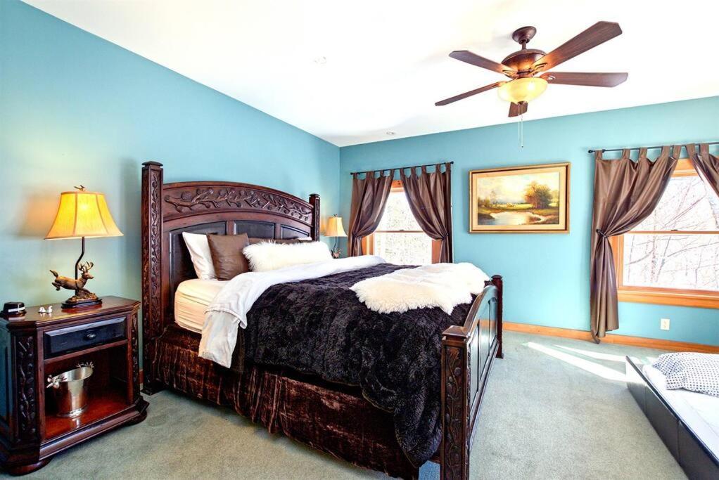 The Glen House -9 Bdrm Estate Sleep 26 Movie Theater,Pool,Golf,Ski view 2