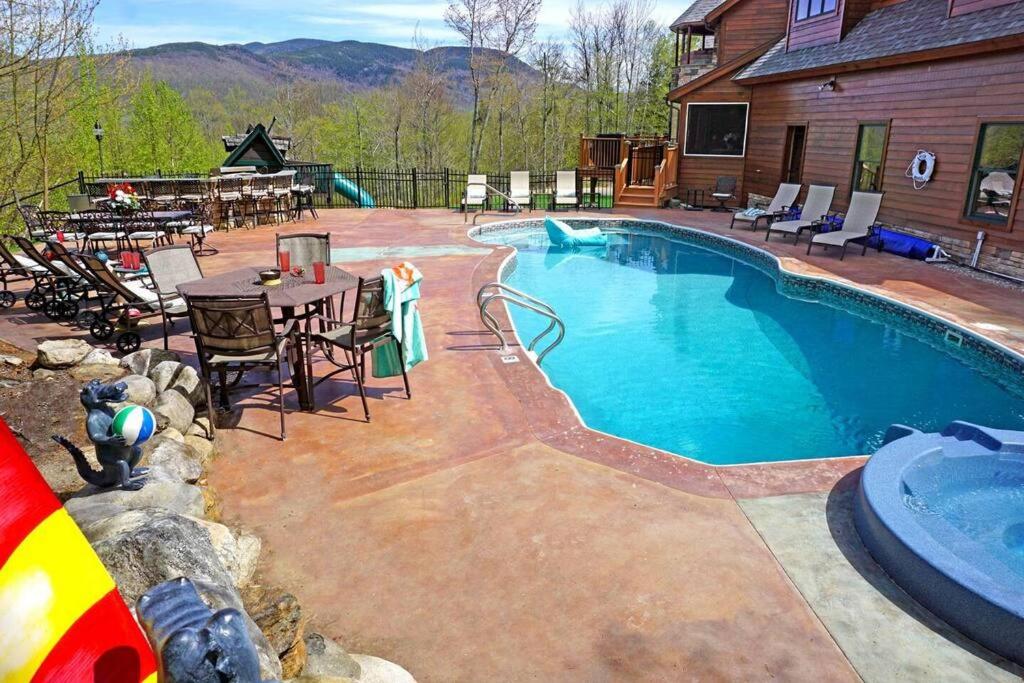 The Glen House -9 Bdrm Estate Sleep 26 Movie Theater,Pool,Golf,Ski view 3