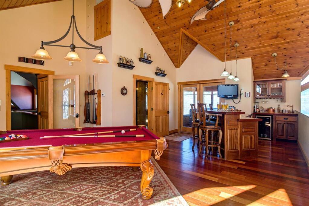The Glen House -9 Bdrm Estate Sleep 26 Movie Theater,Pool,Golf,Ski view 4