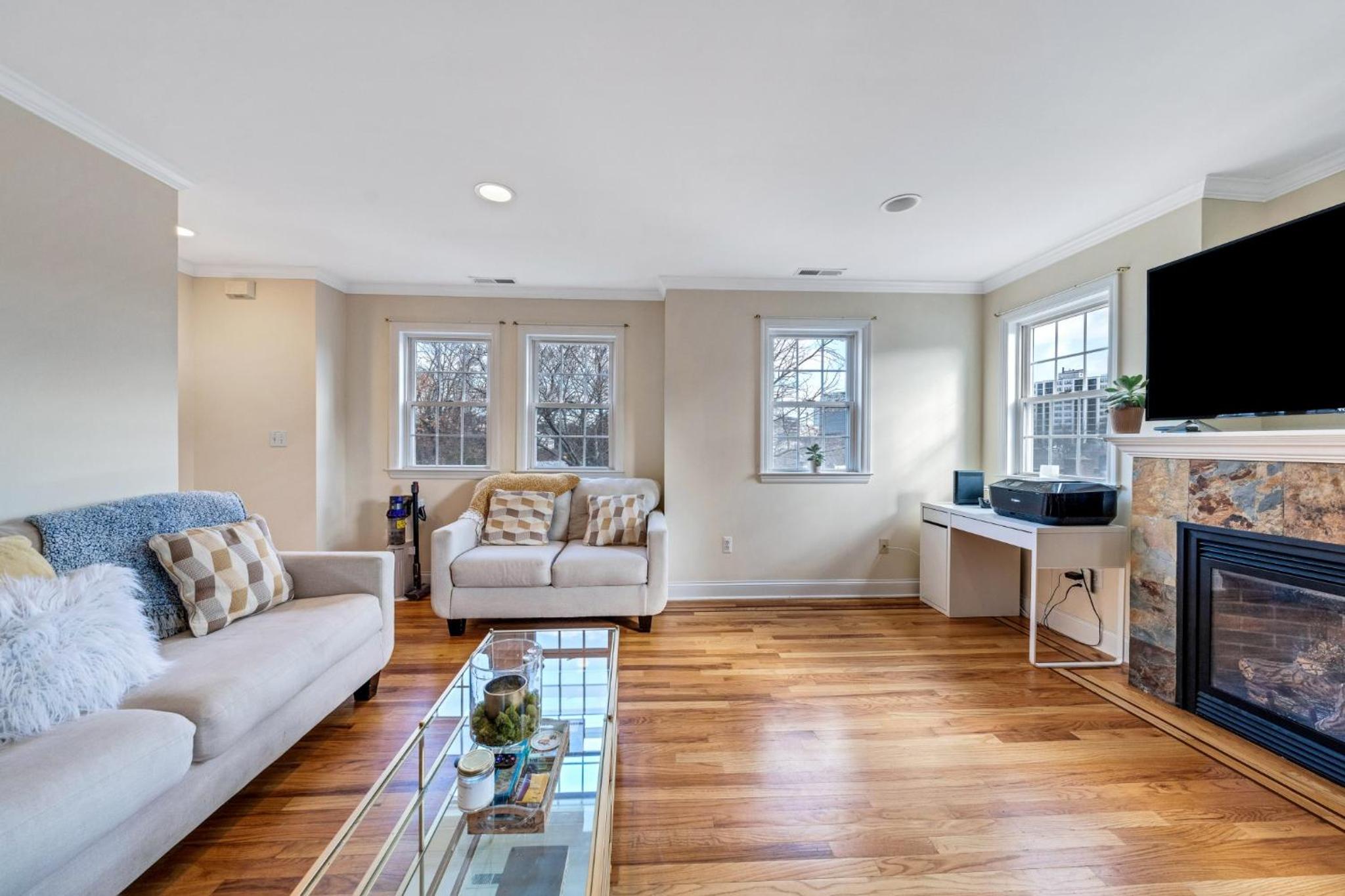 Walkable Townhouse with Garage 45 min to NYC view 3