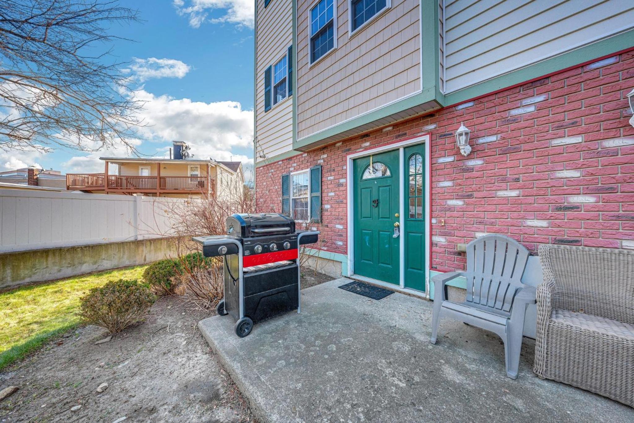 Walkable Townhouse with Garage 45 min to NYC view 4