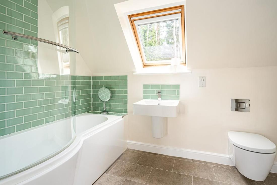 Spacious 2 Bedroom House With Stunning Views view 4