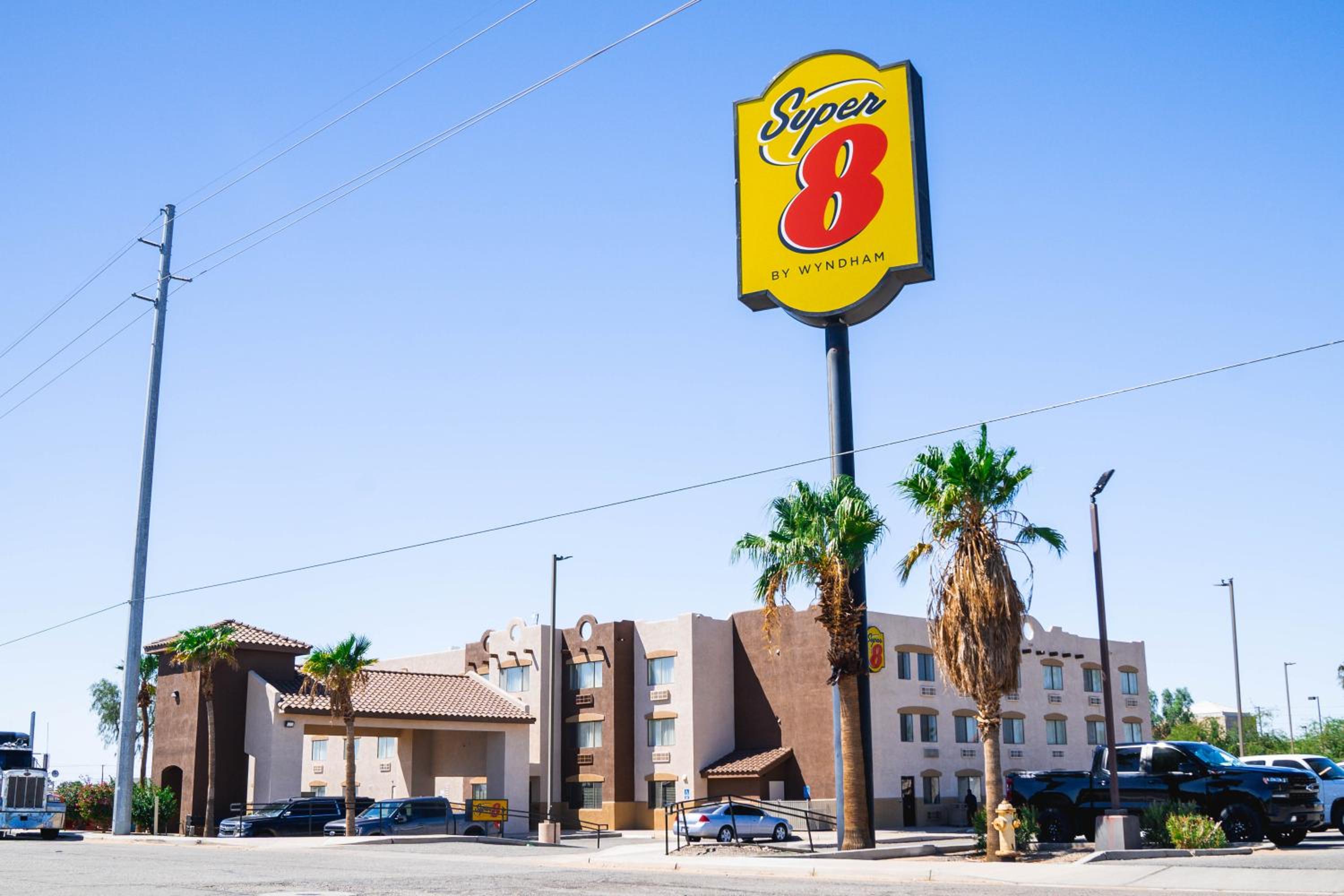 Hotel Super 8 by Wyndham Yuma - Image 1