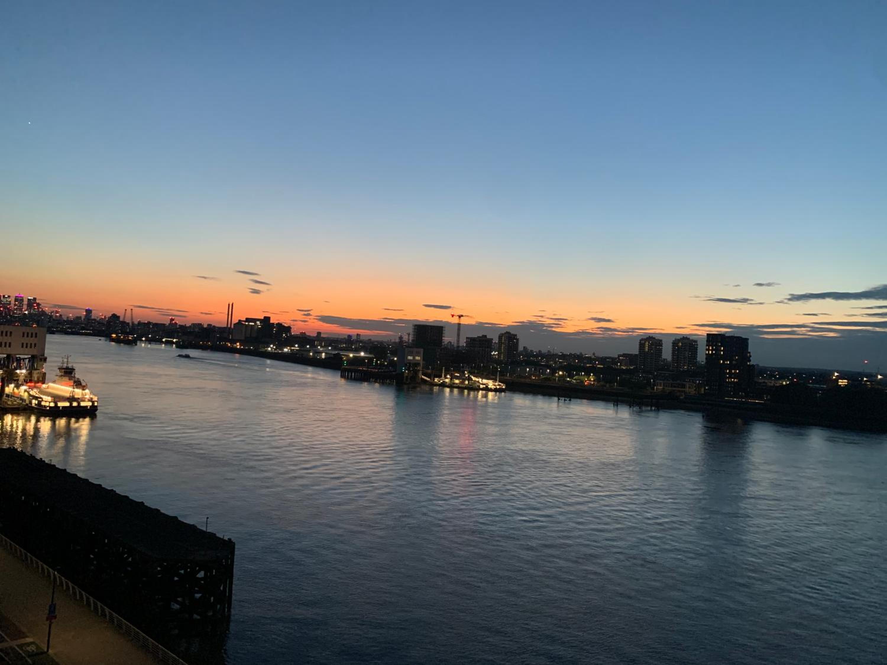 Modern 2 bedroom Apt with easy access to Central London, O2, Excel centre and Parking view 2