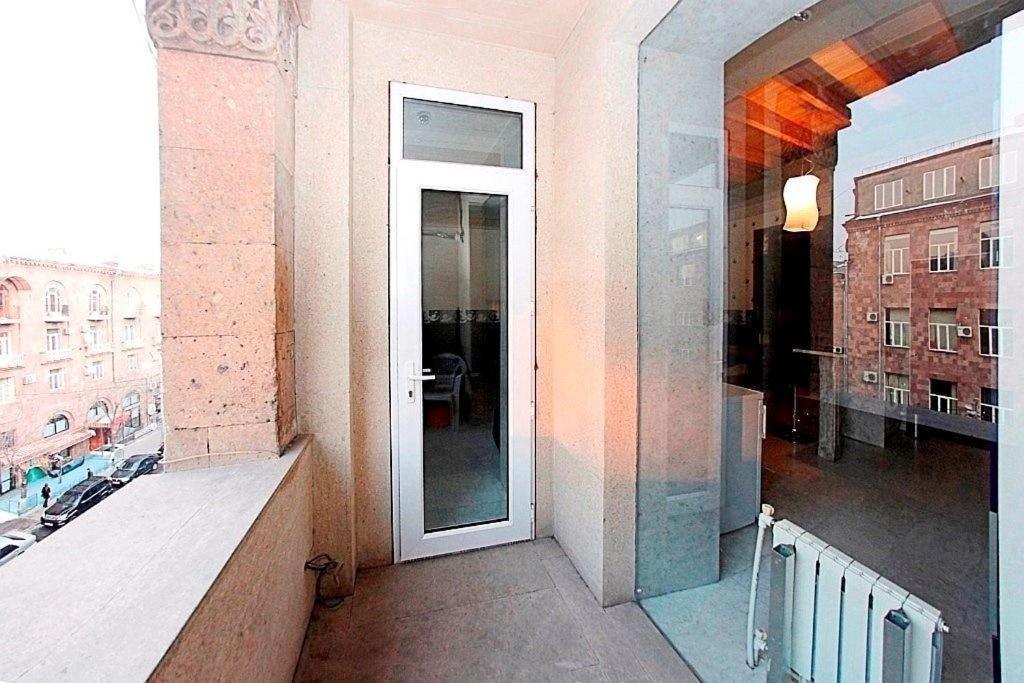 Stylish Modern Studio Apartment + Open Balcony, CITY CENTER- SUPERB LOCATION