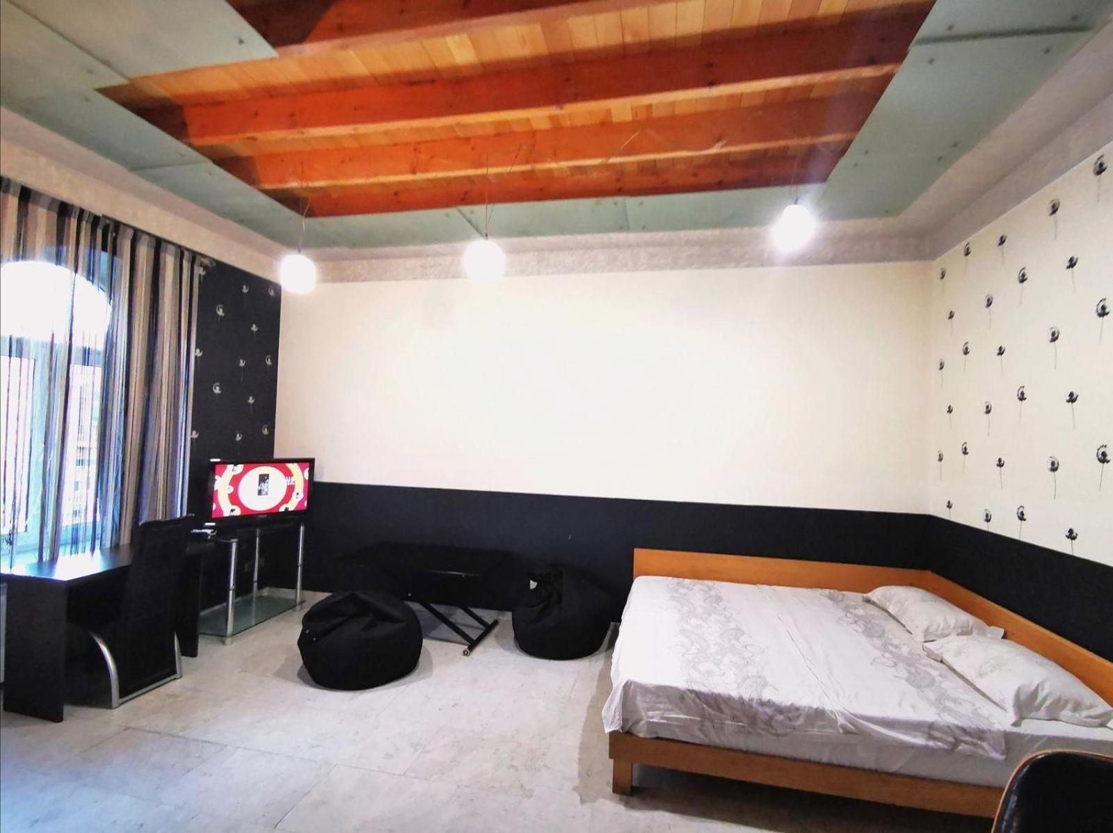 Stylish Modern Studio Apartment + Open Balcony, CITY CENTER- SUPERB LOCATION