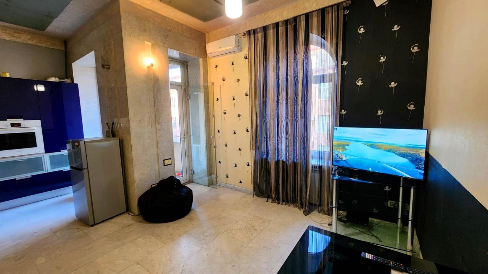 Stylish Modern Studio Apartment + Open Balcony, CITY CENTER- SUPERB LOCATION