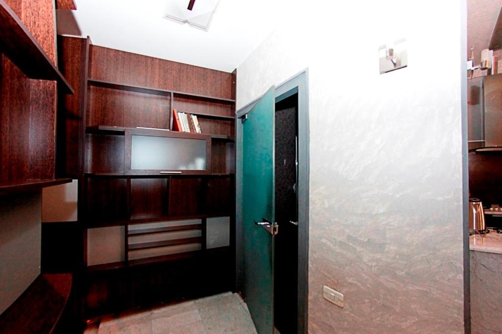 Stylish Modern Studio Apartment + Open Balcony, CITY CENTER- SUPERB LOCATION
