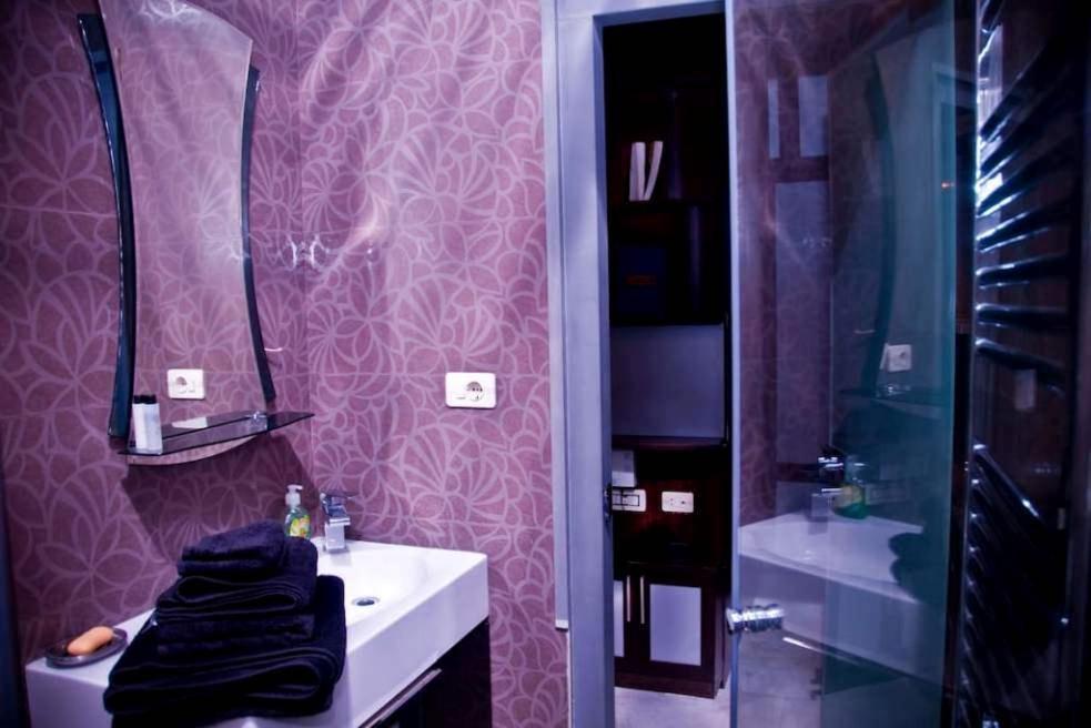 Stylish Modern Studio Apartment + Open Balcony, CITY CENTER- SUPERB LOCATION