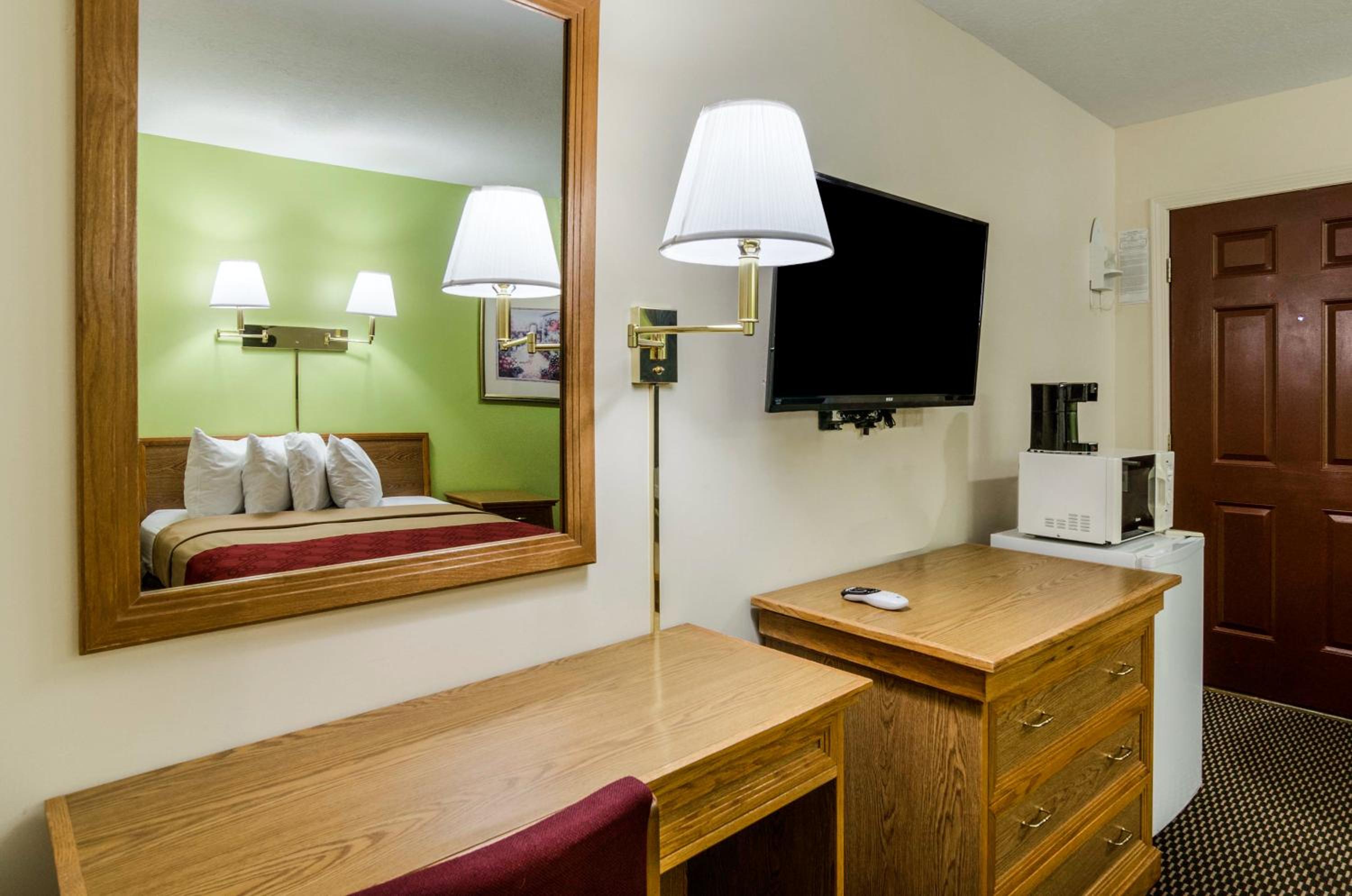 Lawrence Vacations - Econo Lodge University - Property Image 1