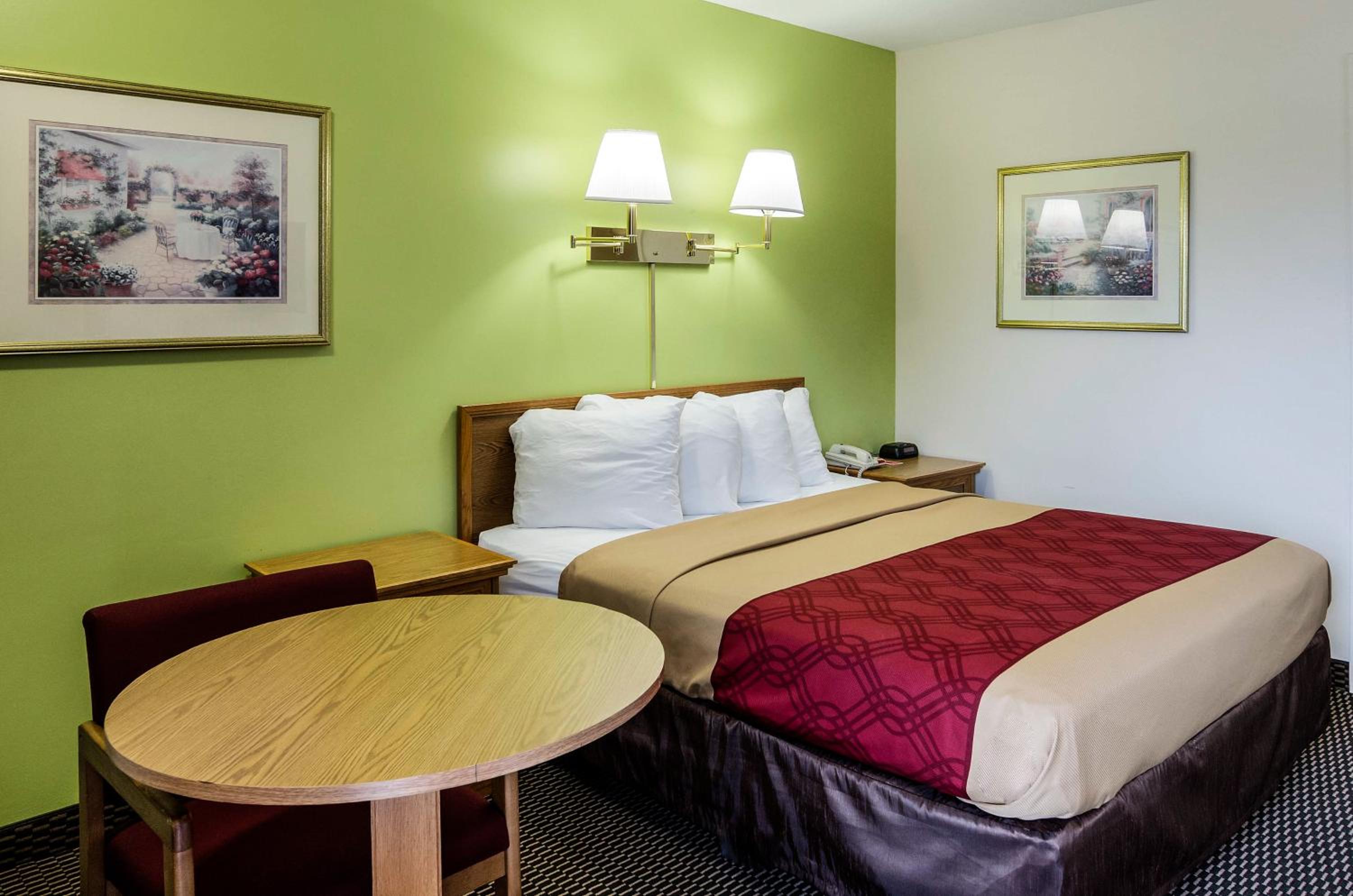 Lawrence Vacations - Econo Lodge University - Property Image 12