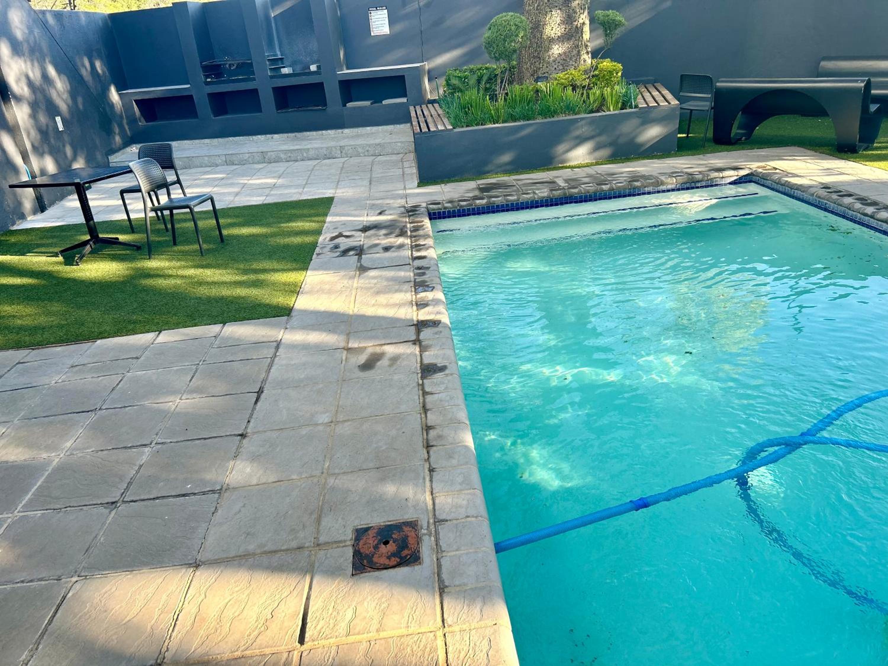 Neat and cozy apartment in central Rosebank with unlimited Wi-Fi and backup power