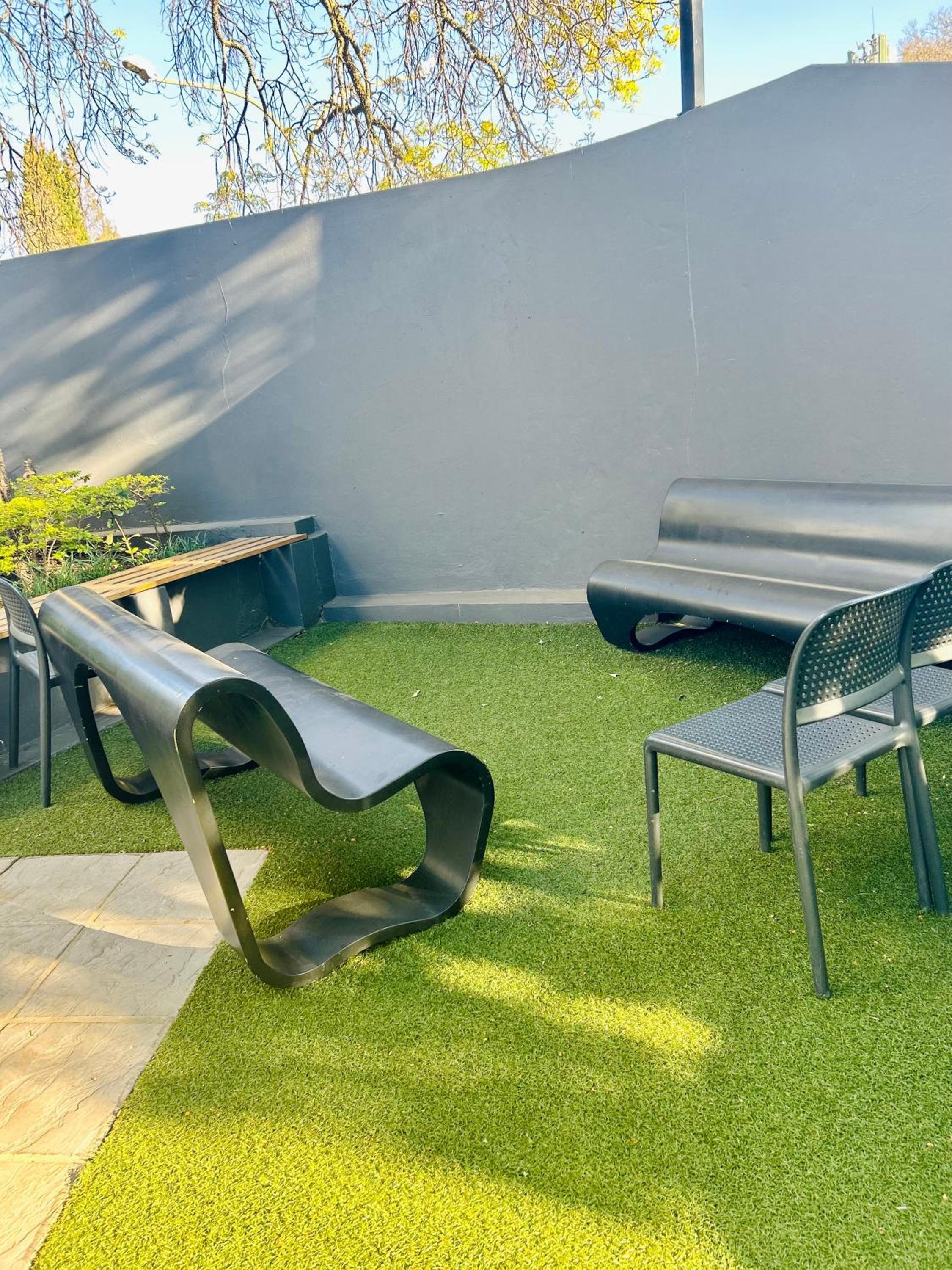 Neat and cozy apartment in central Rosebank with unlimited Wi-Fi and backup power